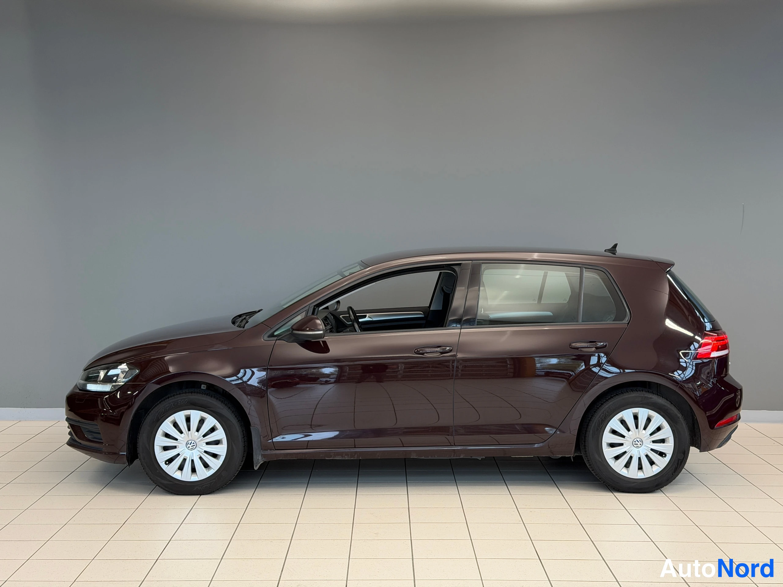 Musta Volkswagen Golf Trendline 2017, sivulta, kuva 9