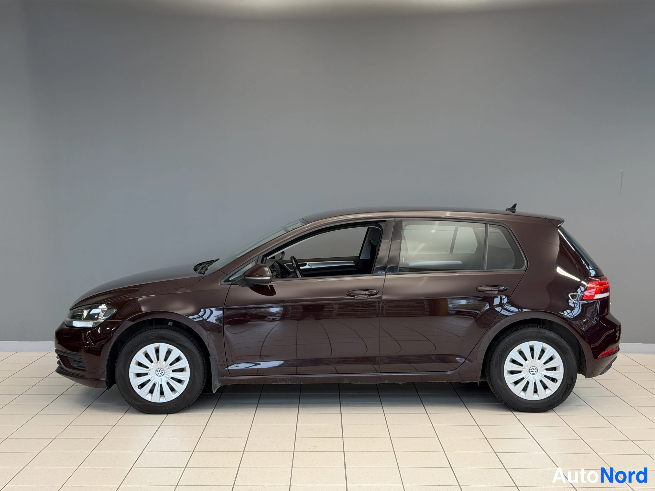 Musta Volkswagen Golf Trendline 2017, sivulta, kuva 10