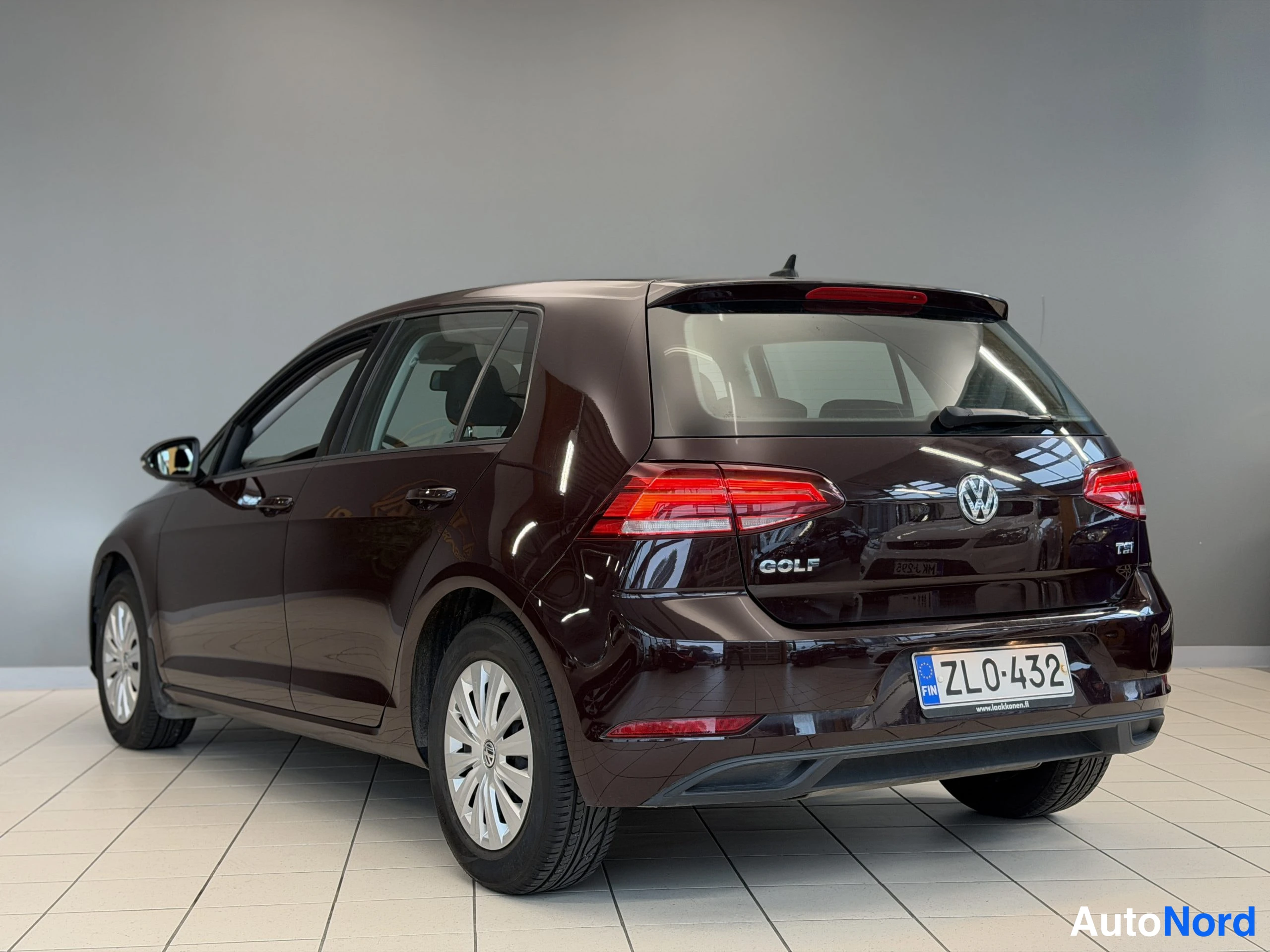 Musta Volkswagen Golf Trendline 2017, takaviisto, kuva 12