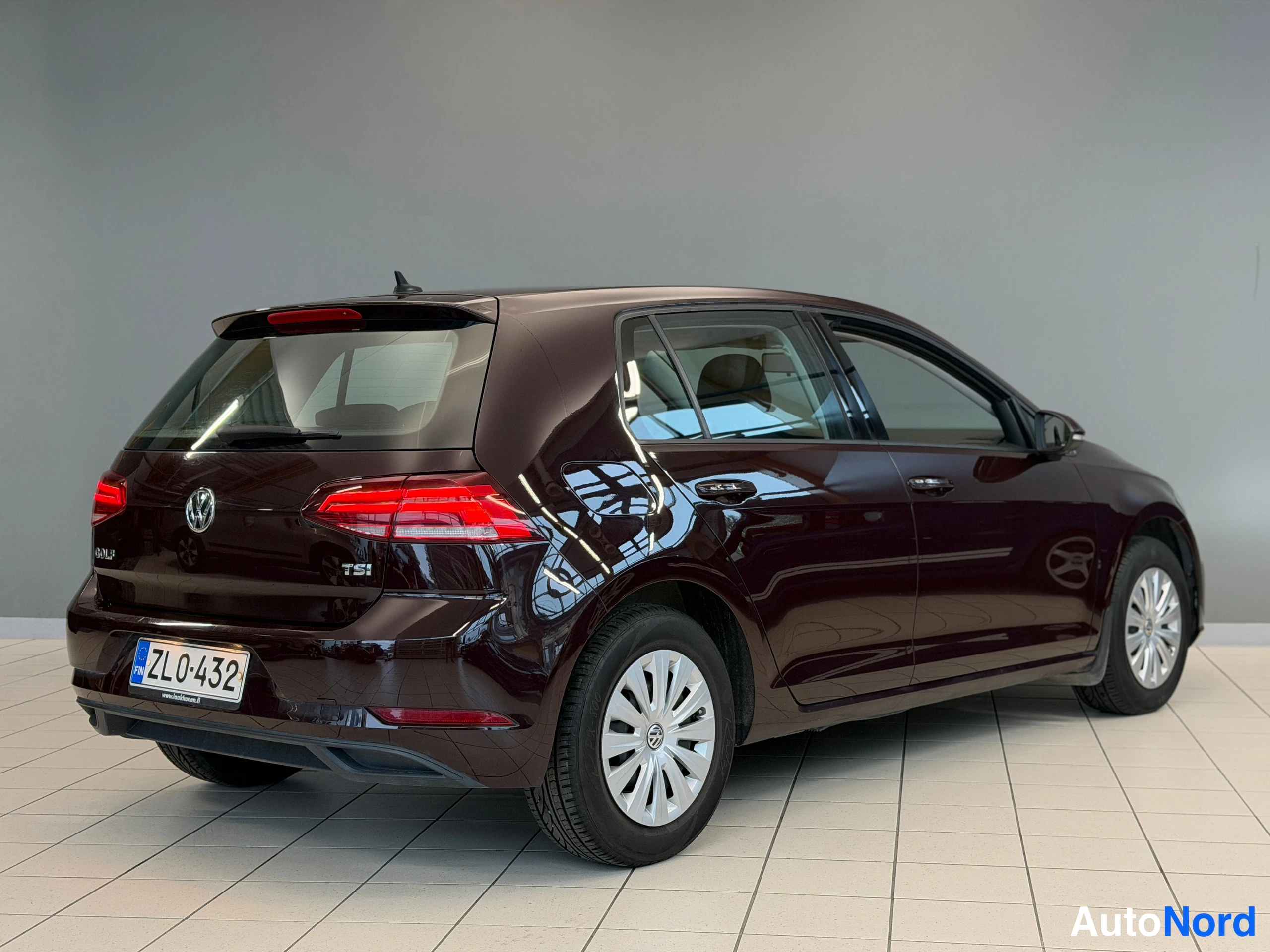 Musta Volkswagen Golf Trendline 2017, takaviisto, kuva 13