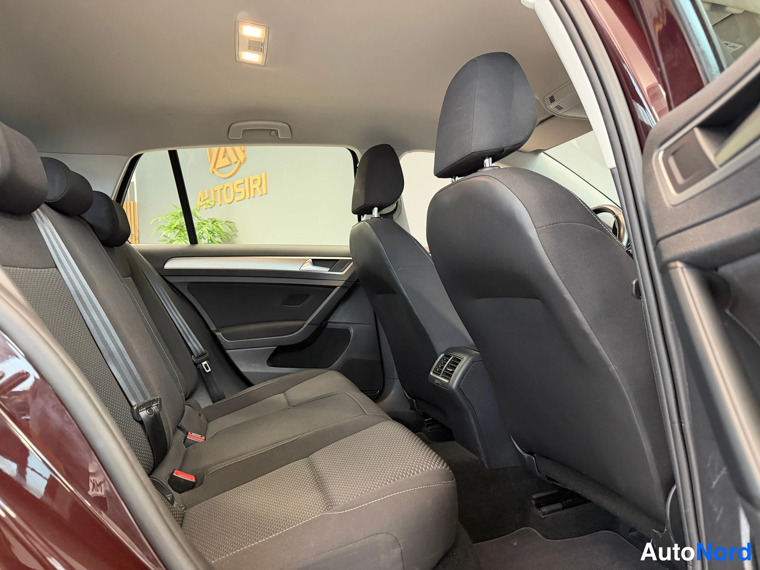Musta Volkswagen Golf Trendline 2017, takaistuimet, kuva 23