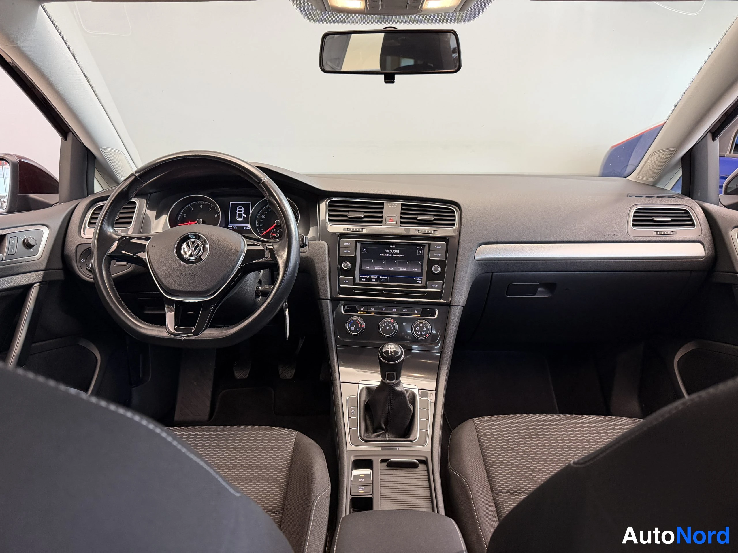 Musta Volkswagen Golf Trendline 2017, ohjaamo, kuva 16