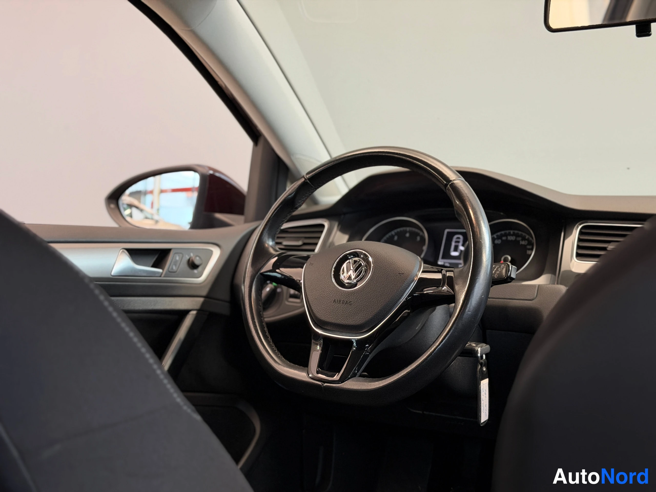 Musta Volkswagen Golf Trendline 2017, ohjaamo, kuva 17
