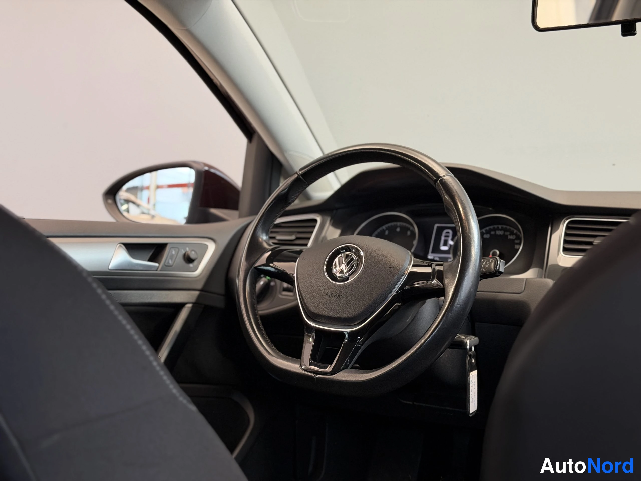 Musta Volkswagen Golf Trendline 2017, ohjaamo, kuva 18