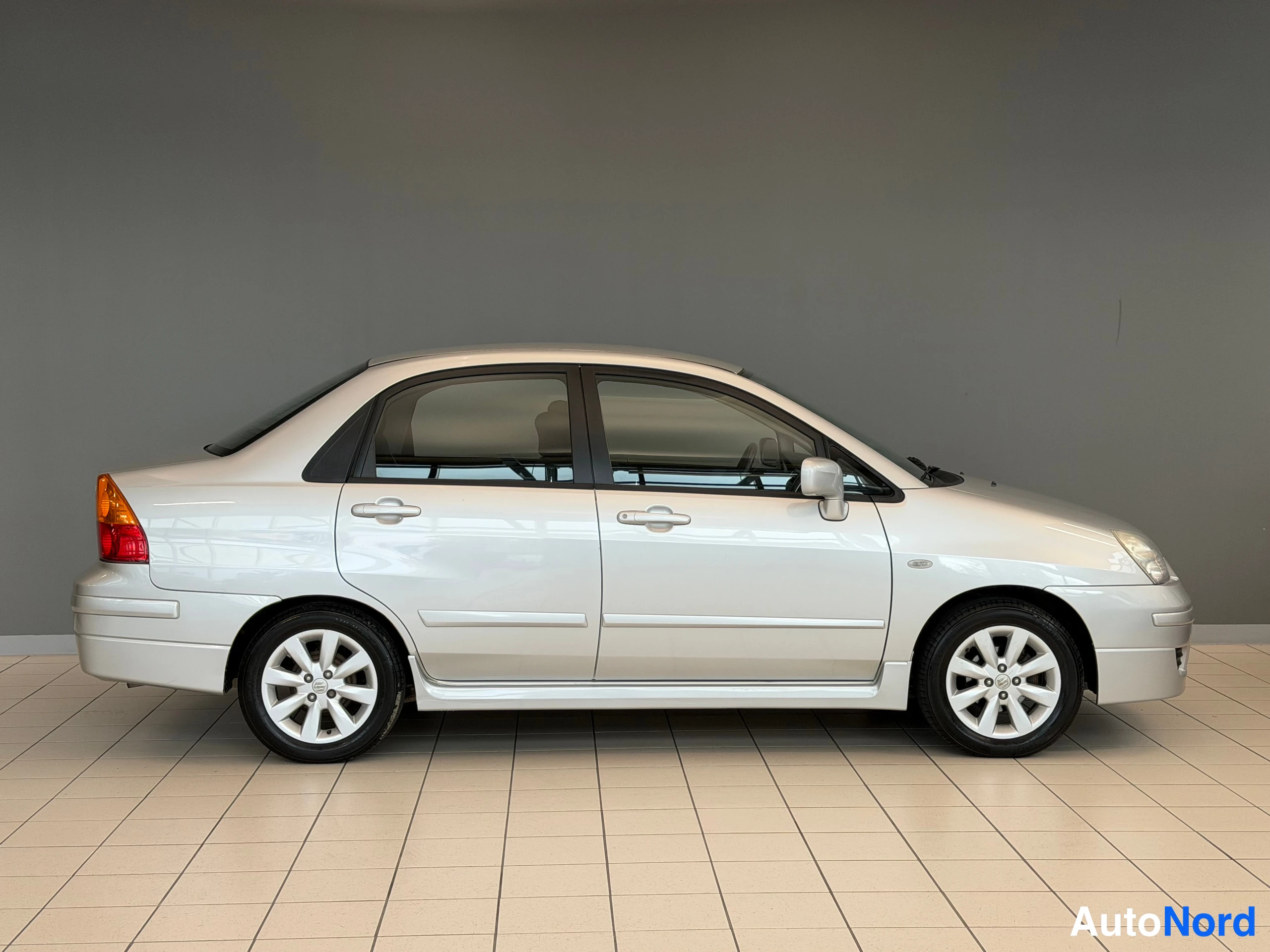 Hopea Suzuki Liana 2004, etuviisto, keula oikealle, kuva 7