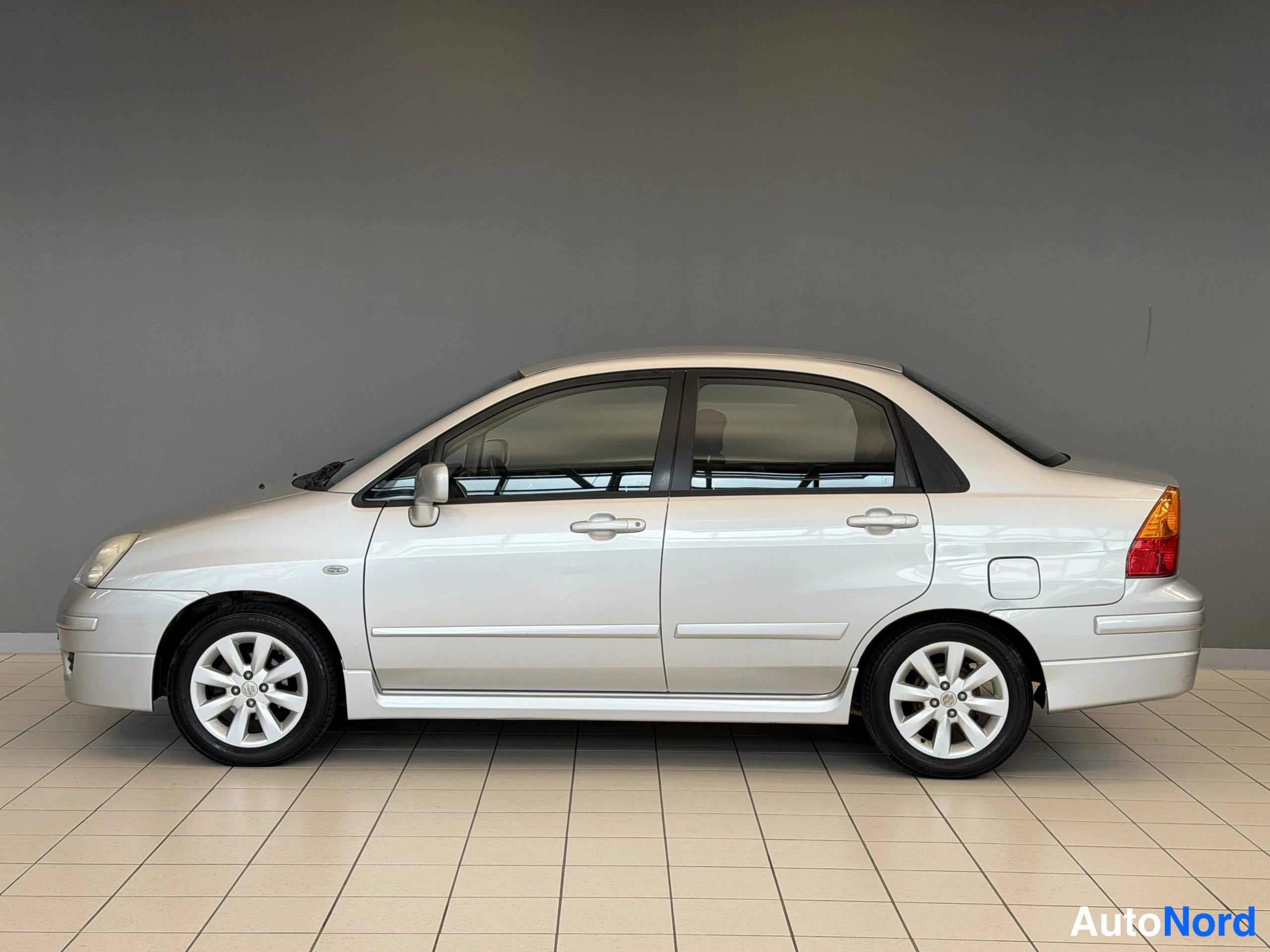 Hopea Suzuki Liana 2004, etuviisto, keula vasemmalle, kuva 3