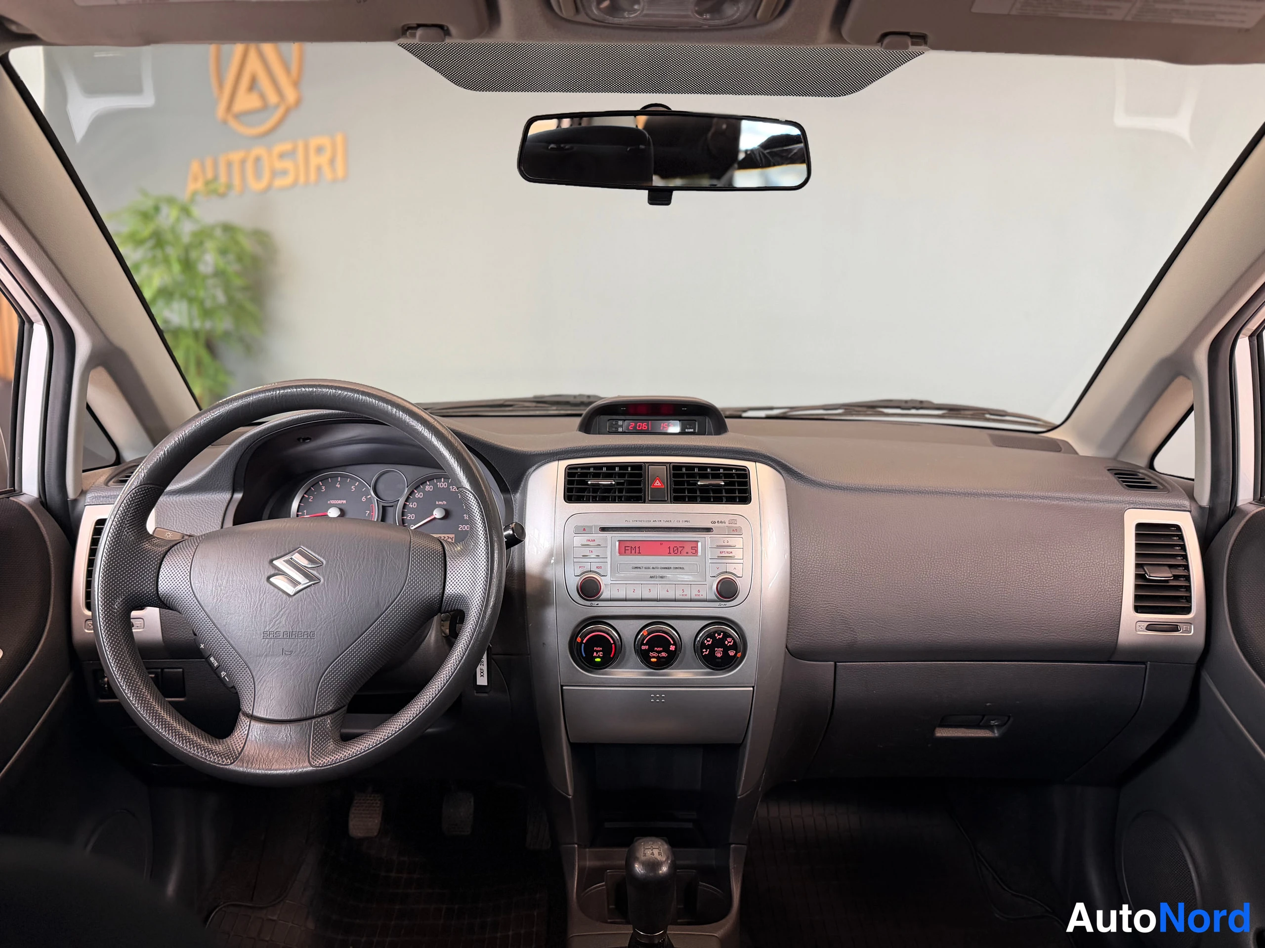 Hopea Suzuki Liana 2004, ohjaamo, kuva 18