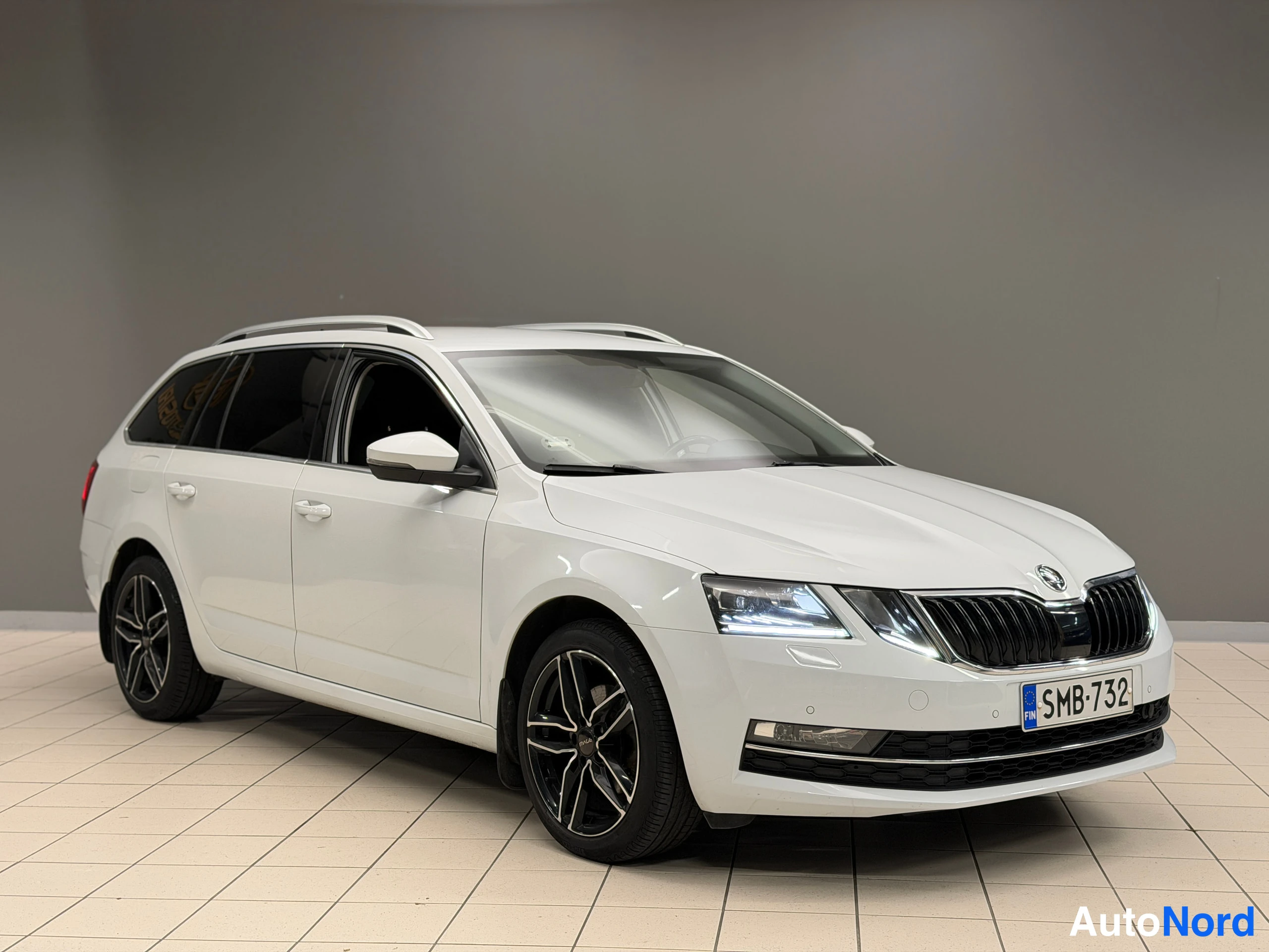 Valkoinen Skoda Octavia 2017, etuviisto, keula oikealle, kuva 5