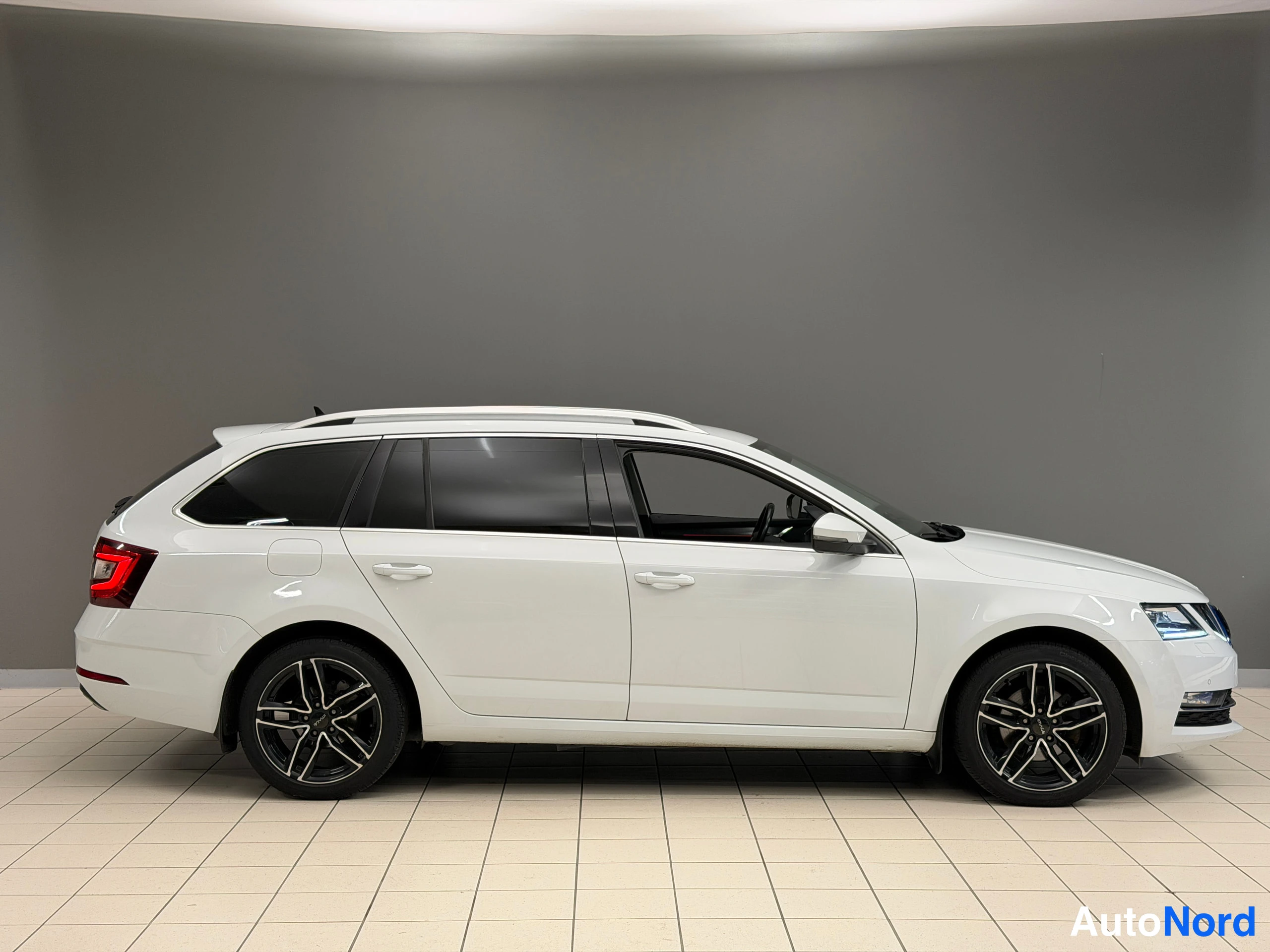 Valkoinen Skoda Octavia 2017, sivulta, kuva 10