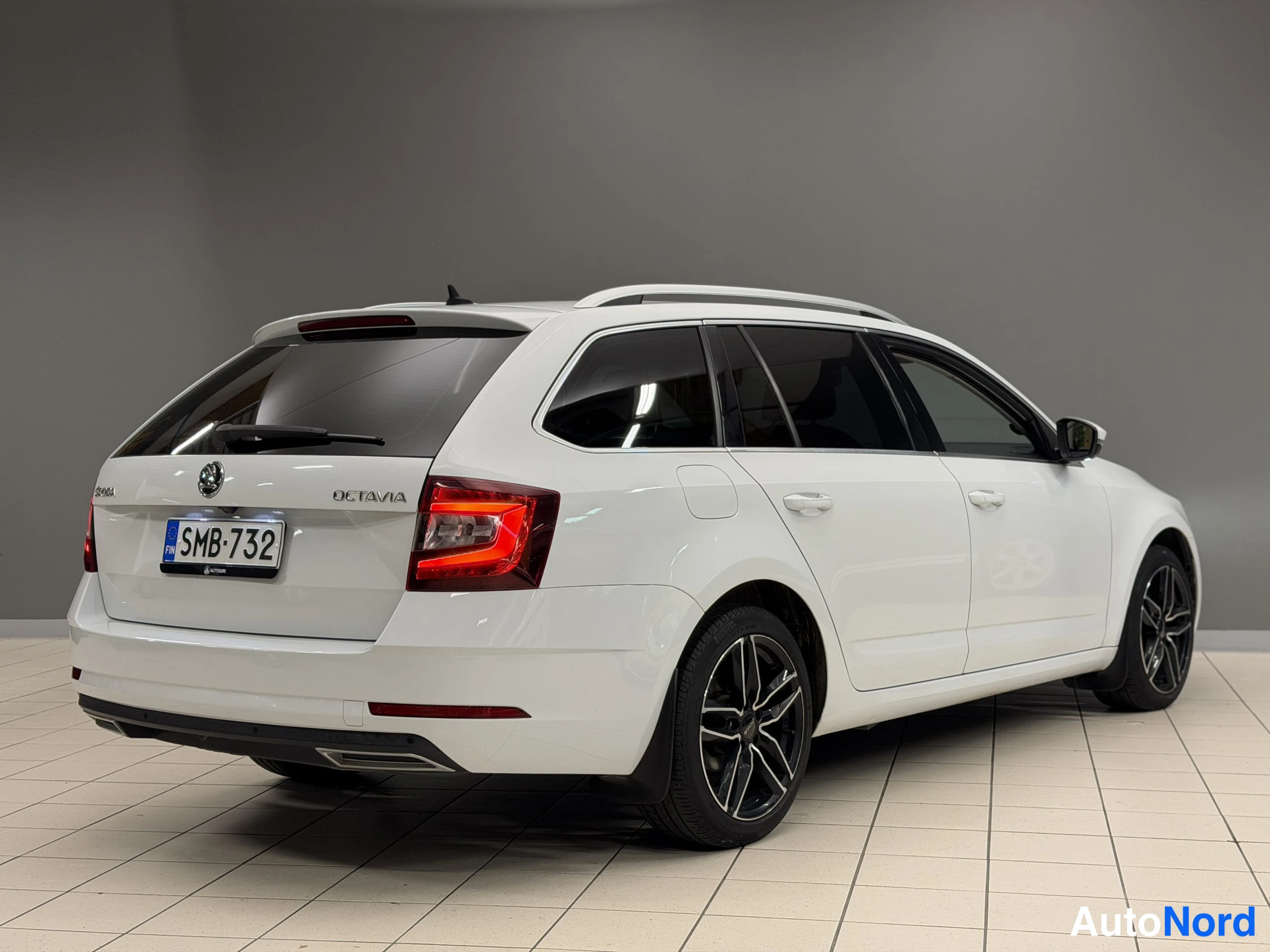 Valkoinen Skoda Octavia 2017, takaviisto, kuva 15