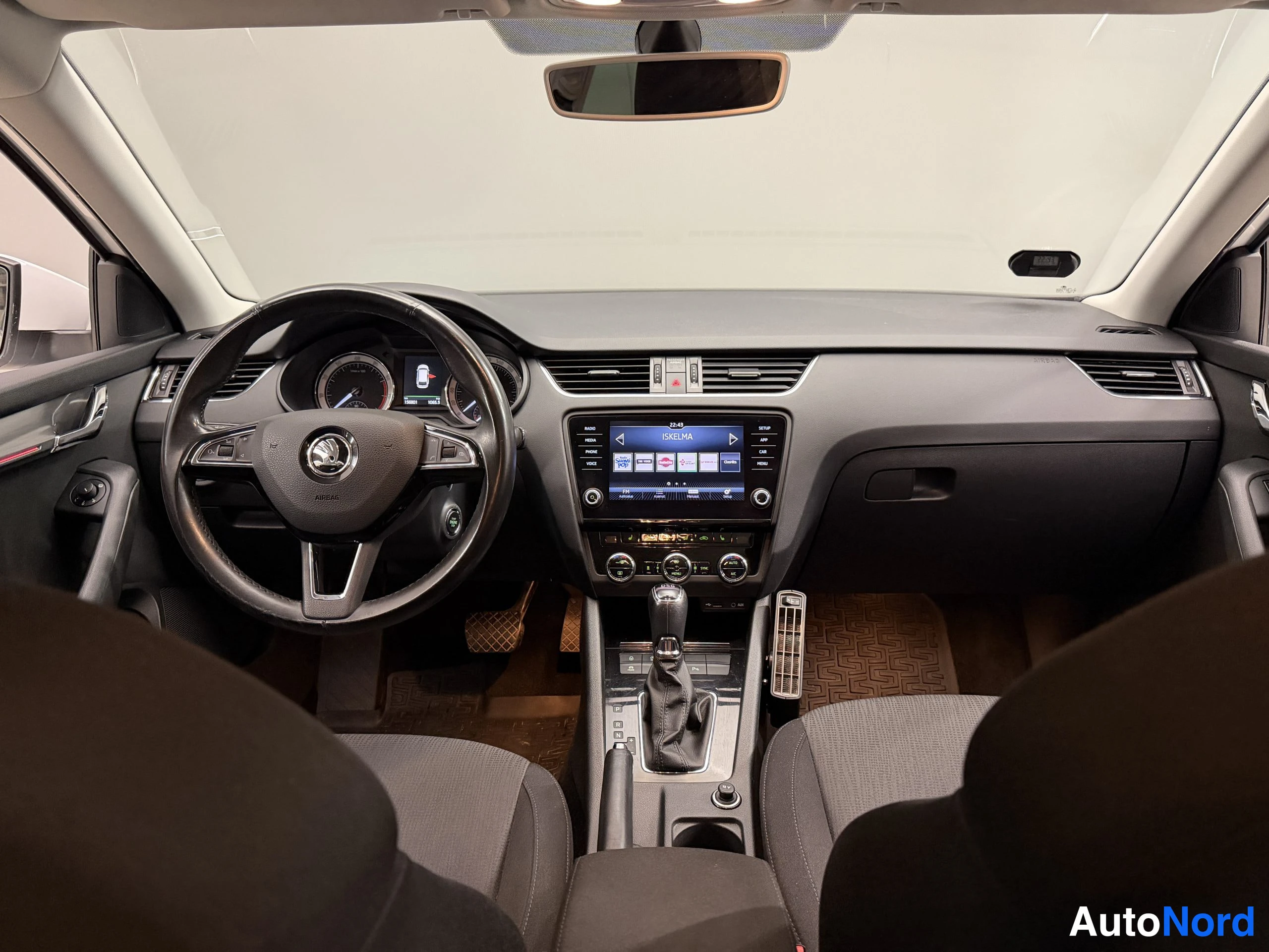 Valkoinen Skoda Octavia 2017, ohjaamo, kuva 17