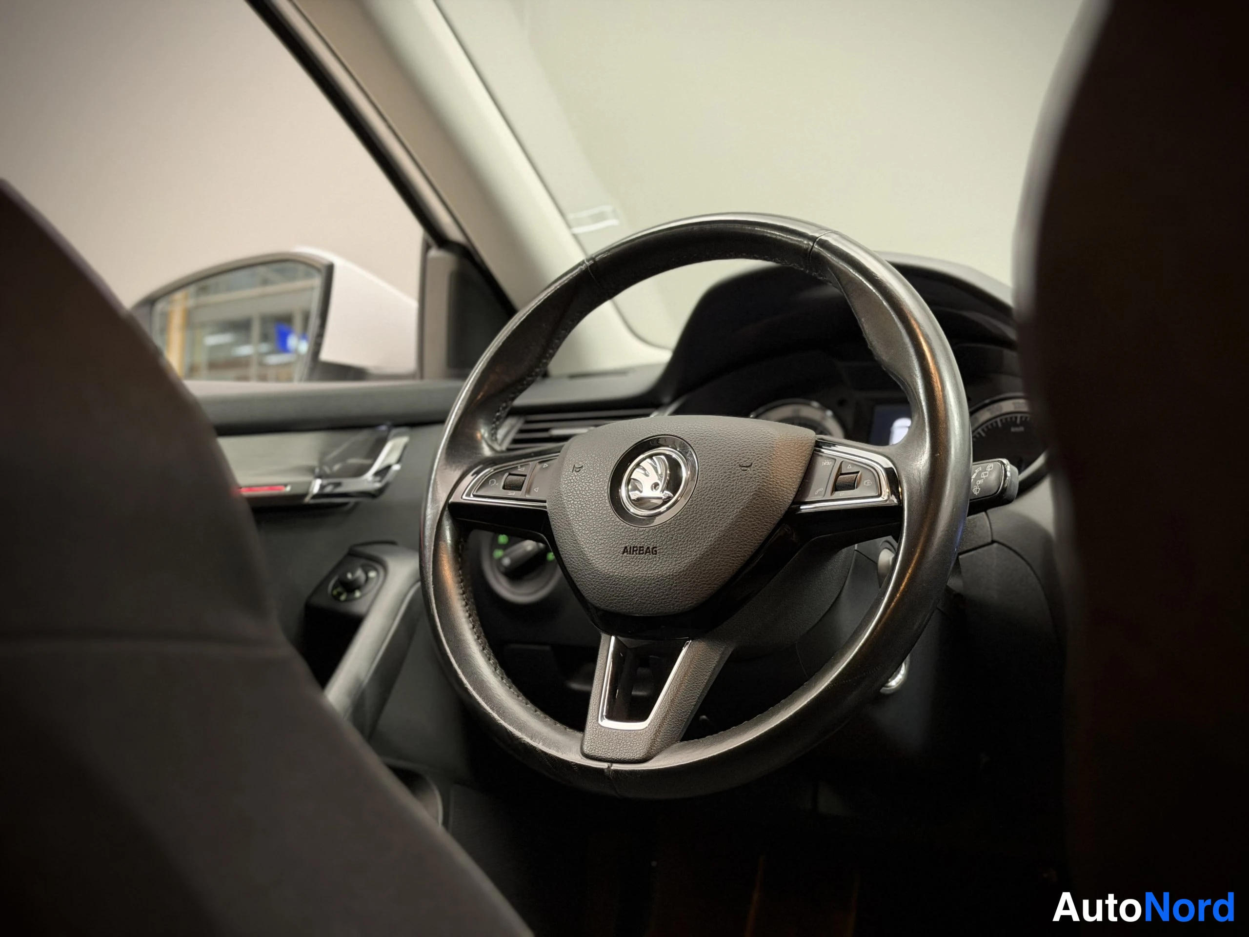 Valkoinen Skoda Octavia 2017, ohjaamo, kuva 18