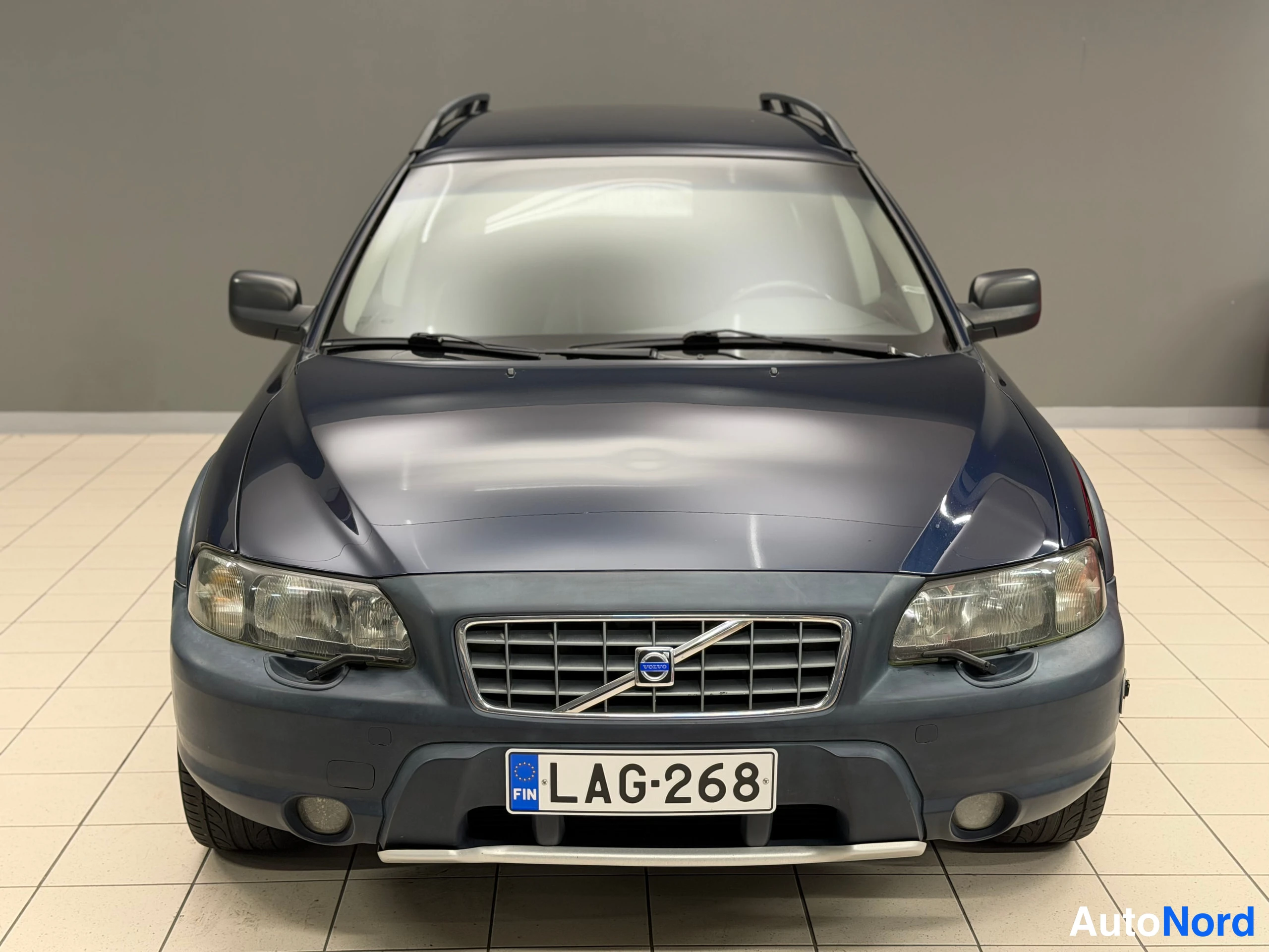 Sininen Volvo XC70 2003, edestä, kuva 5