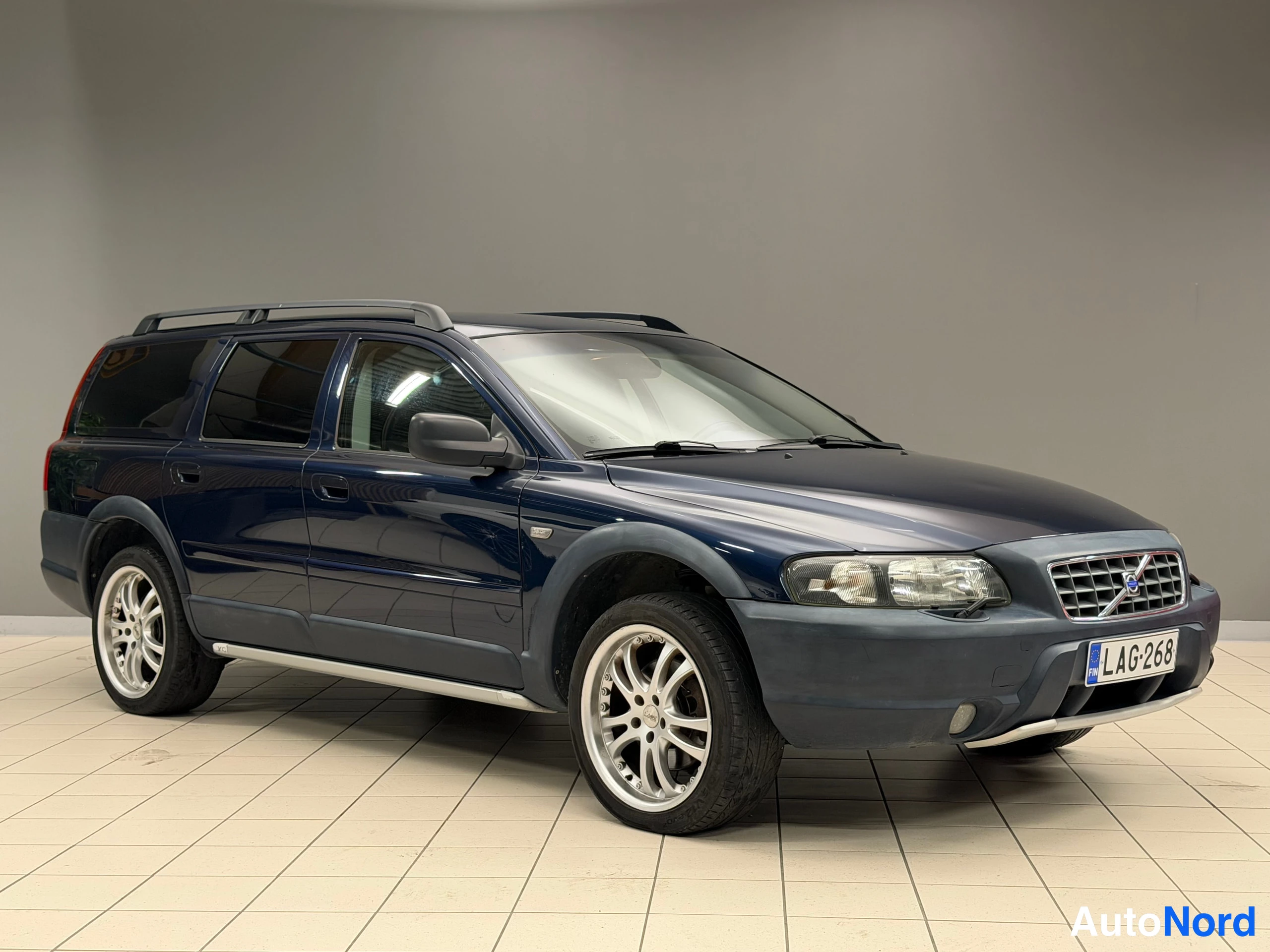 Sininen Volvo XC70 2003, etuviisto, keula oikealle, kuva 3