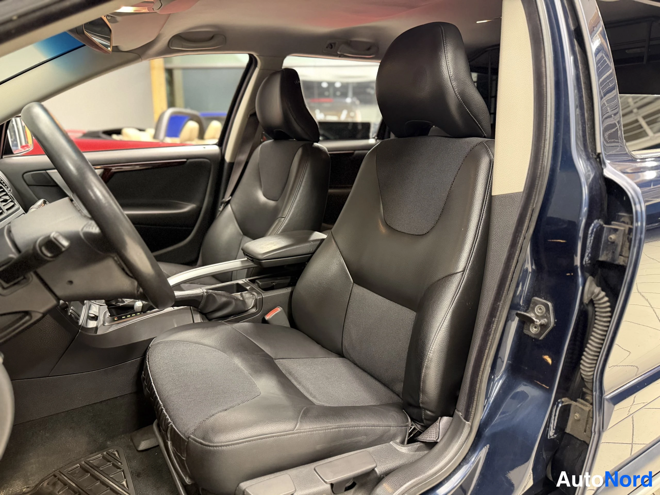 Sininen Volvo XC70 2003, etuistuimet, kuva 22