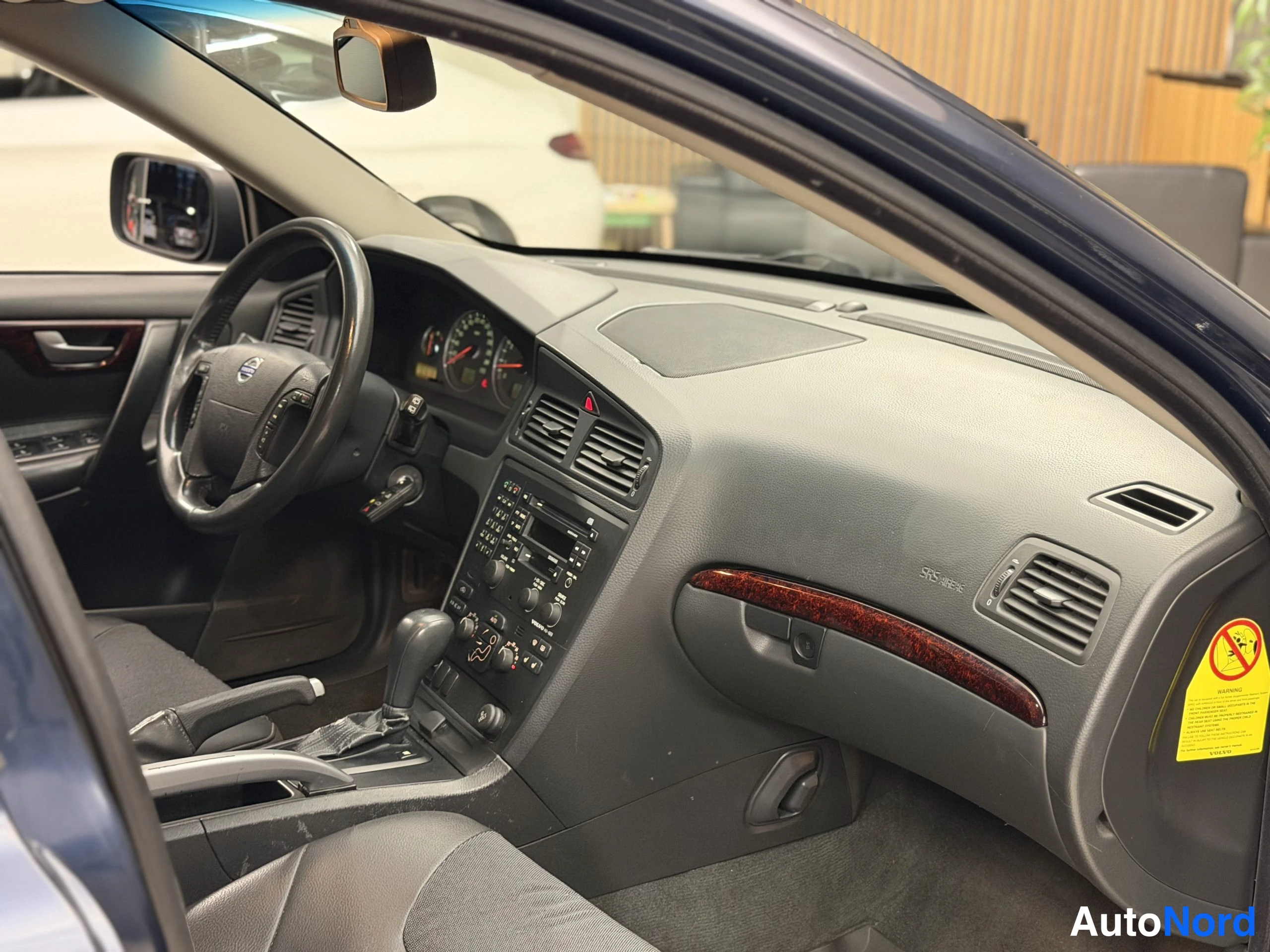 Sininen Volvo XC70 2003, ohjaamo, kuva 16
