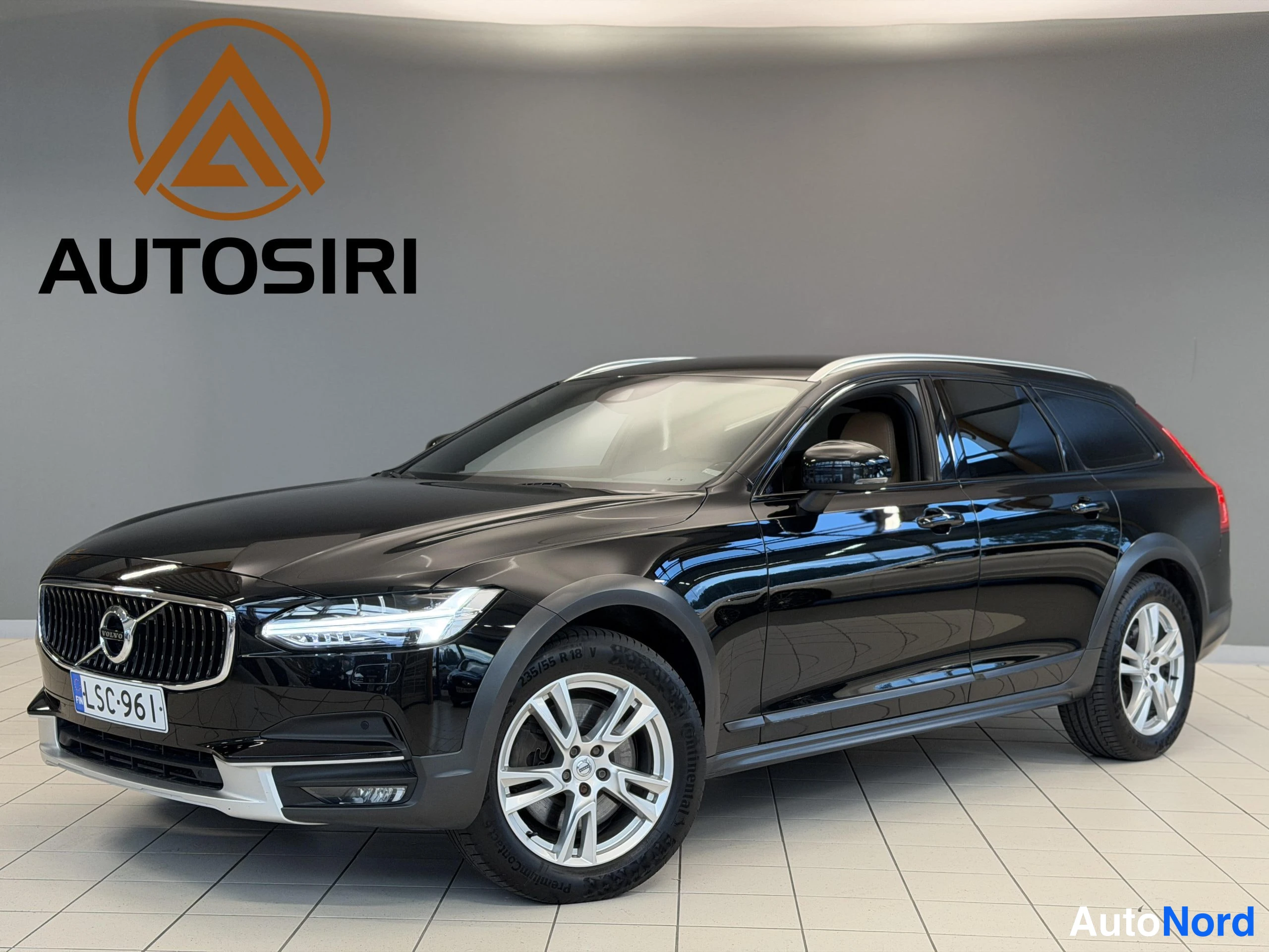 Musta Volvo V90 Cross Country 2018, etuviisto, keula vasemmalle, kuva 2