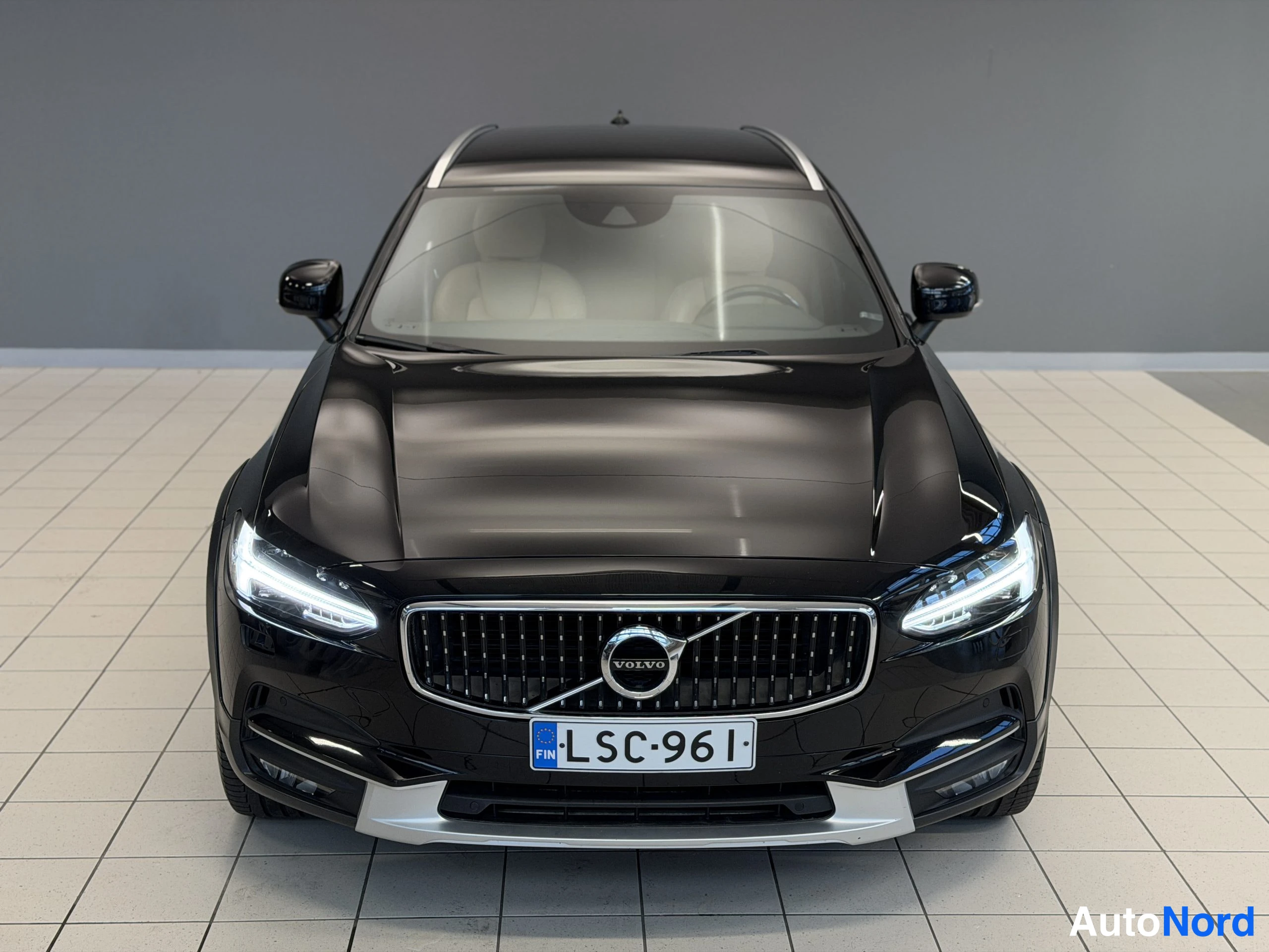 Musta Volvo V90 Cross Country 2018, edestä, kuva 8