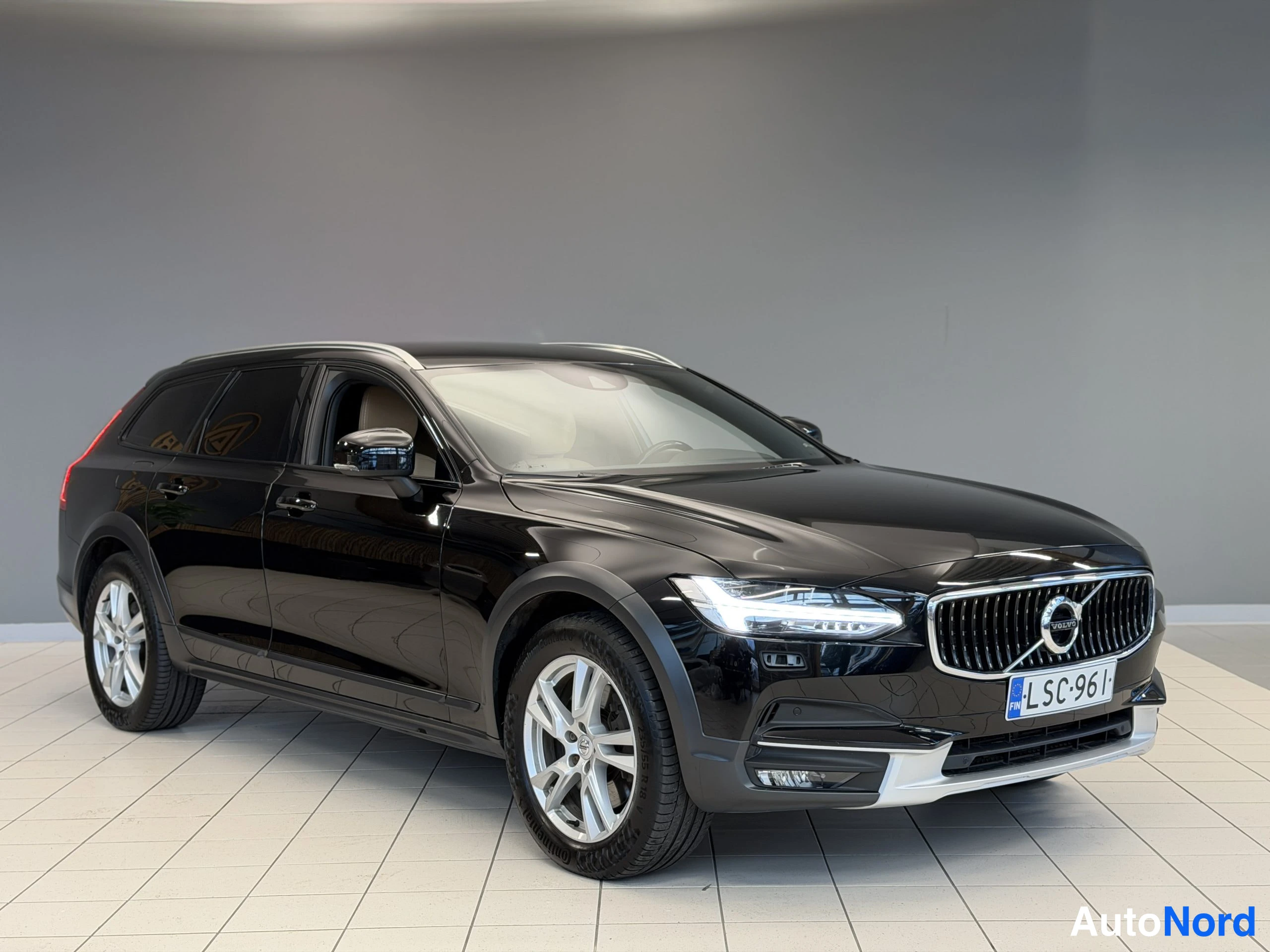 Musta Volvo V90 Cross Country 2018, etuviisto, keula oikealle, kuva 6