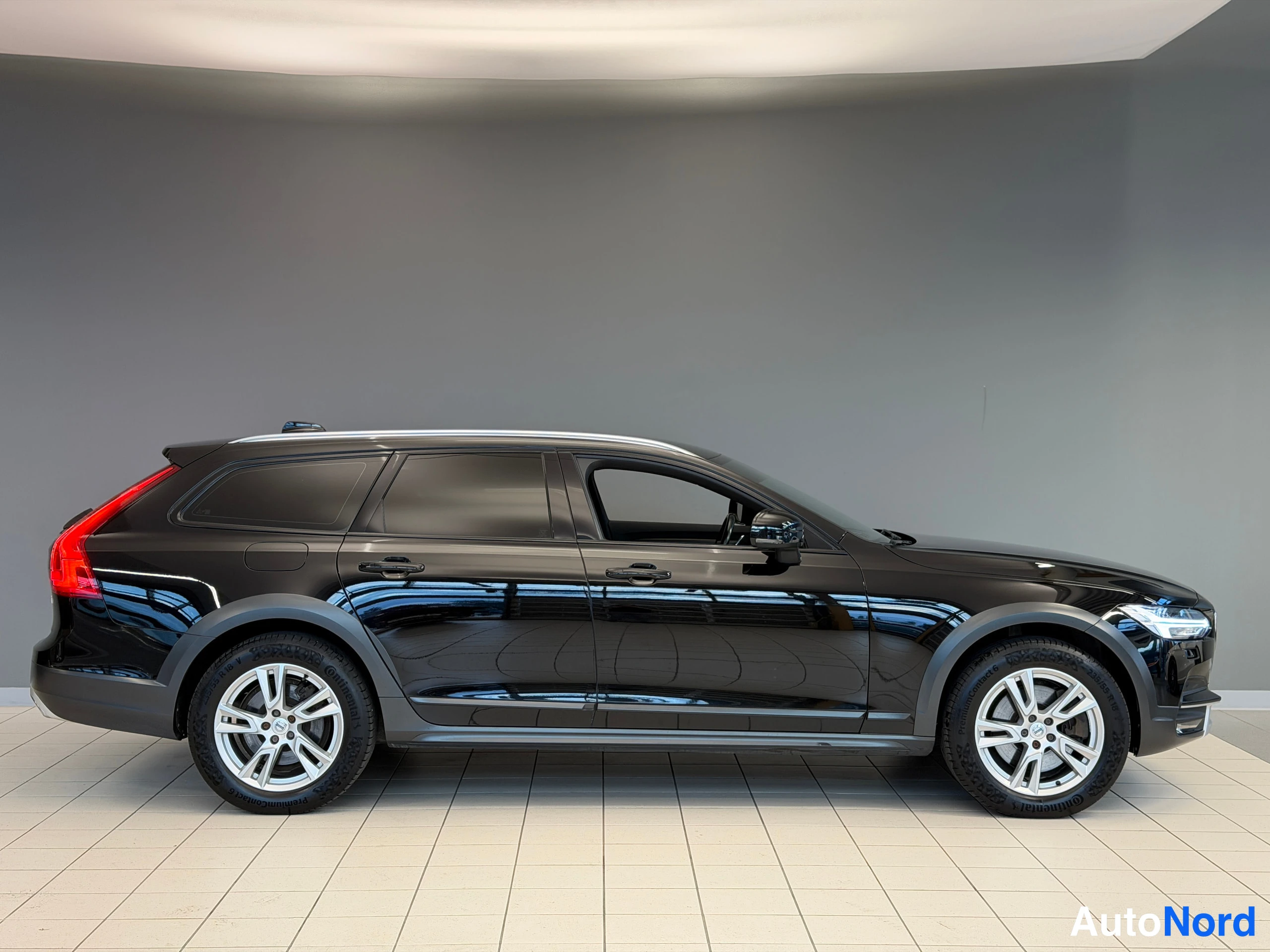 Musta Volvo V90 Cross Country 2018, sivulta, kuva 9
