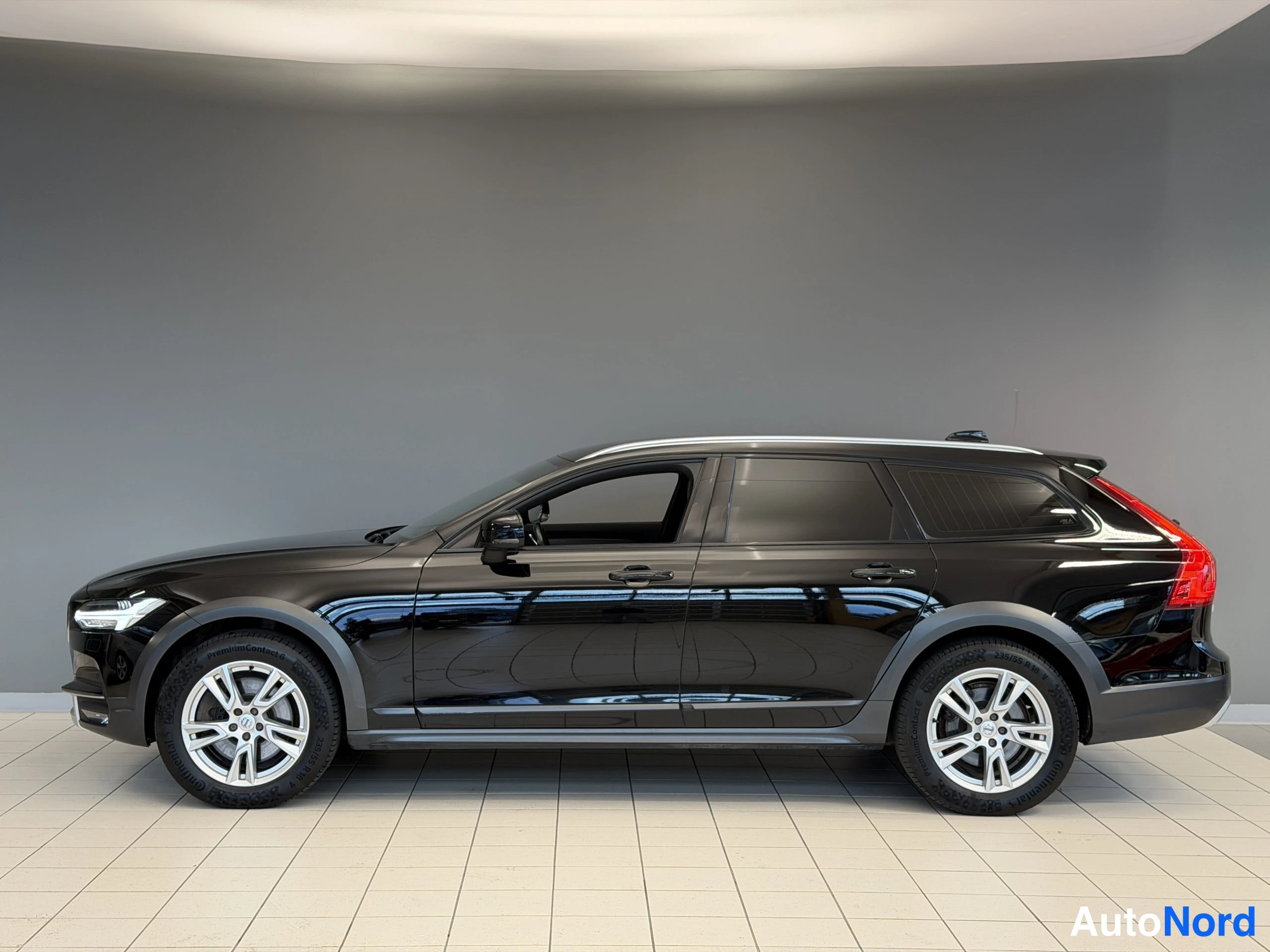Musta Volvo V90 Cross Country 2018, etuviisto, keula vasemmalle, kuva 4