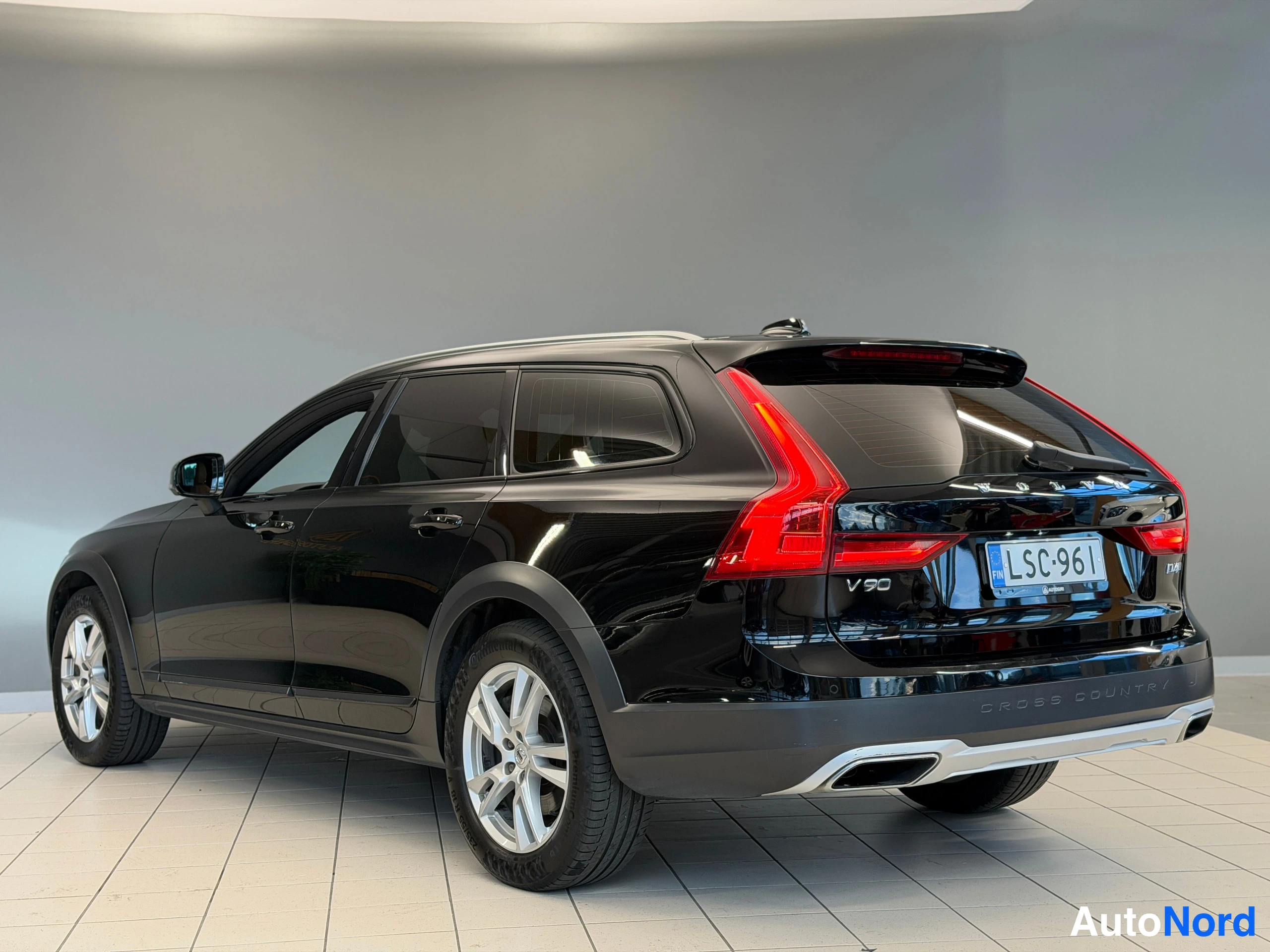 Musta Volvo V90 Cross Country 2018, takaviisto, kuva 11