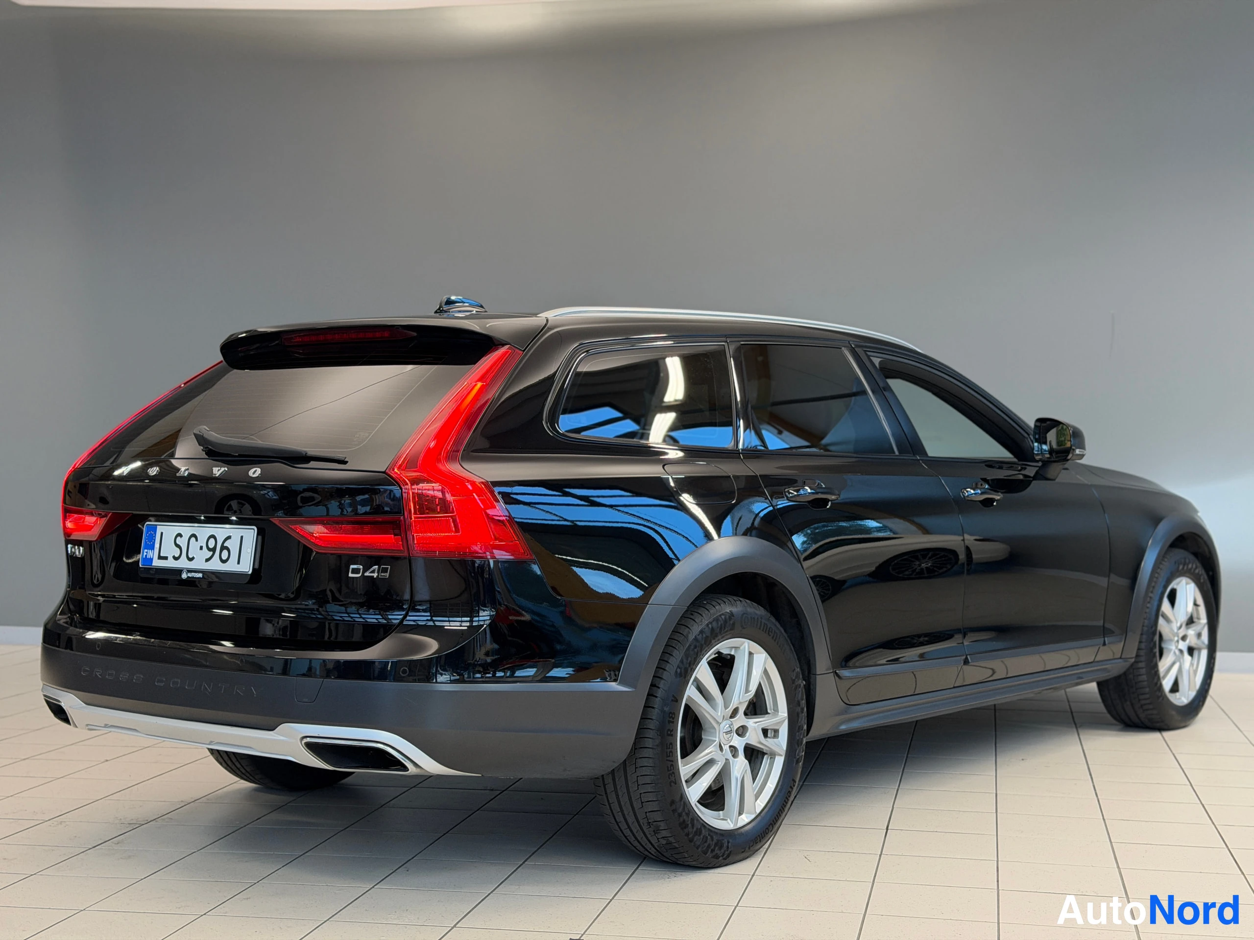 Musta Volvo V90 Cross Country 2018, takaviisto, kuva 13