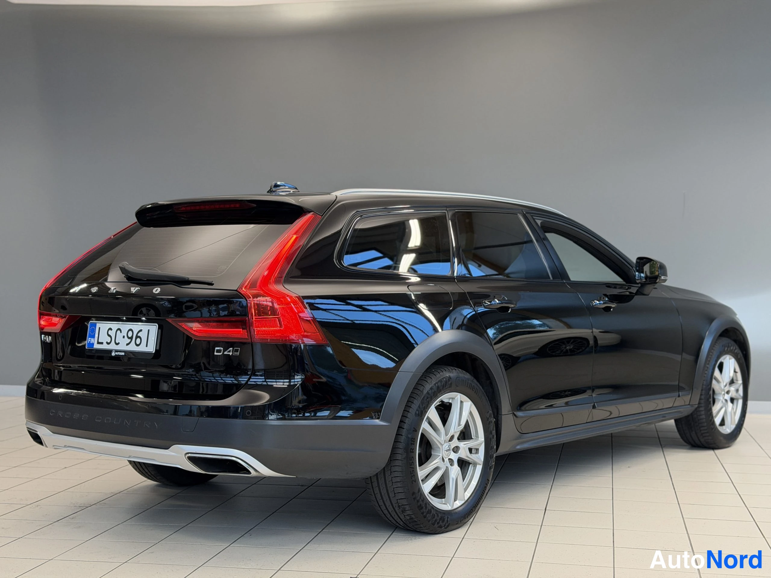 Musta Volvo V90 Cross Country 2018, takaviisto, kuva 14