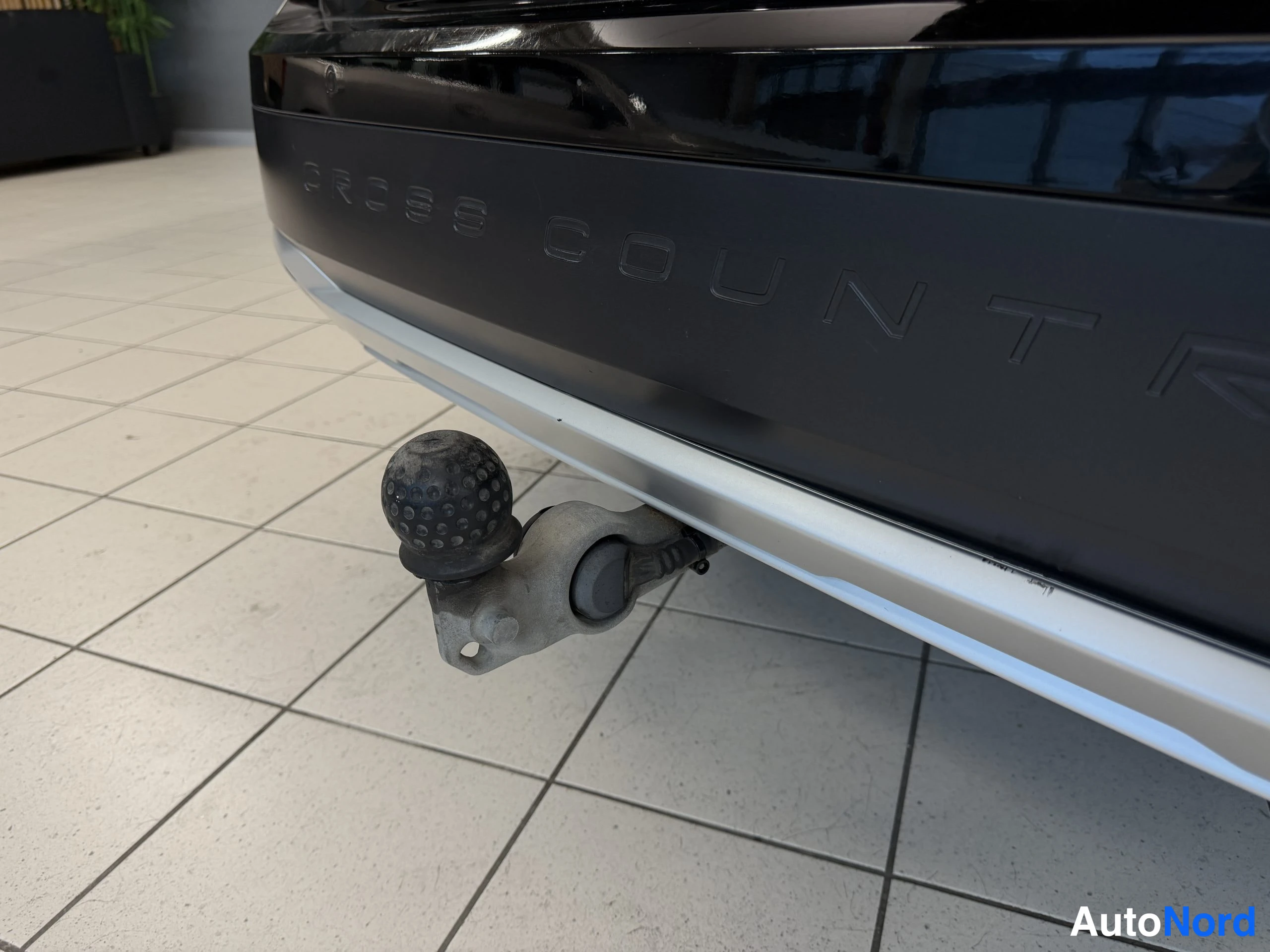 Musta Volvo V90 Cross Country 2018, yksityiskohta, kuva 32
