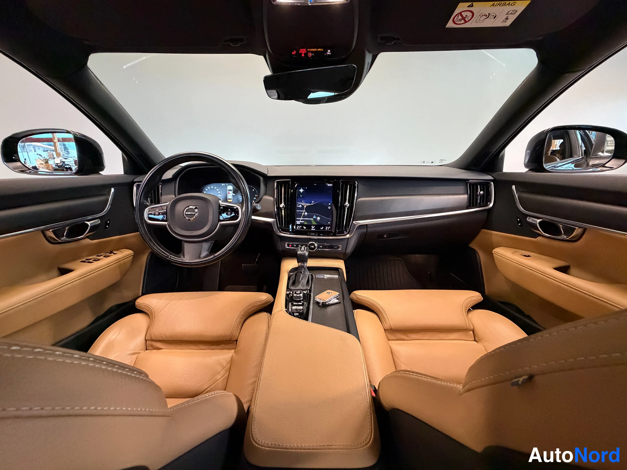 Musta Volvo V90 Cross Country 2018, ohjaamo, kuva 15