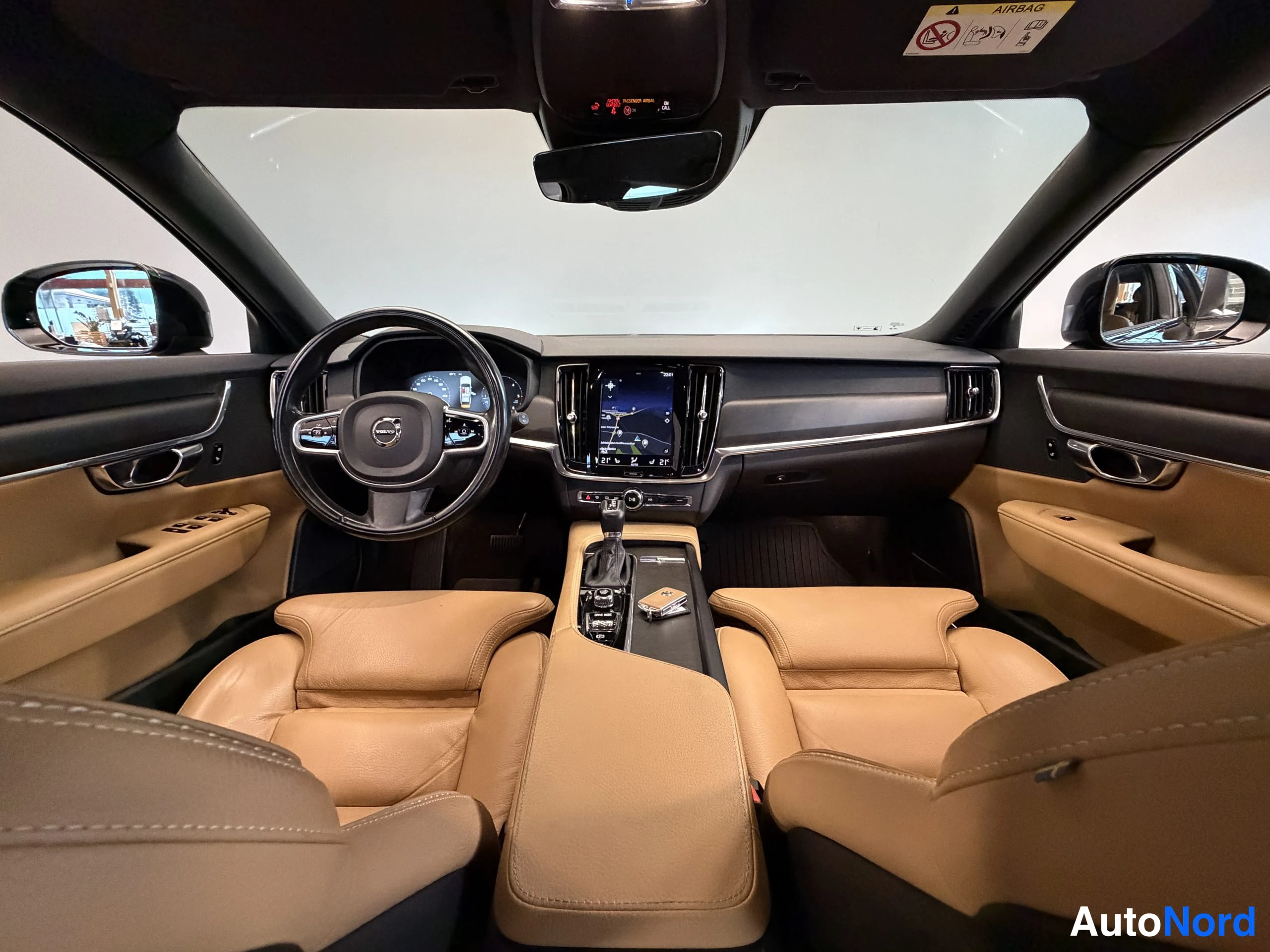 Musta Volvo V90 Cross Country 2018, ohjaamo, kuva 16