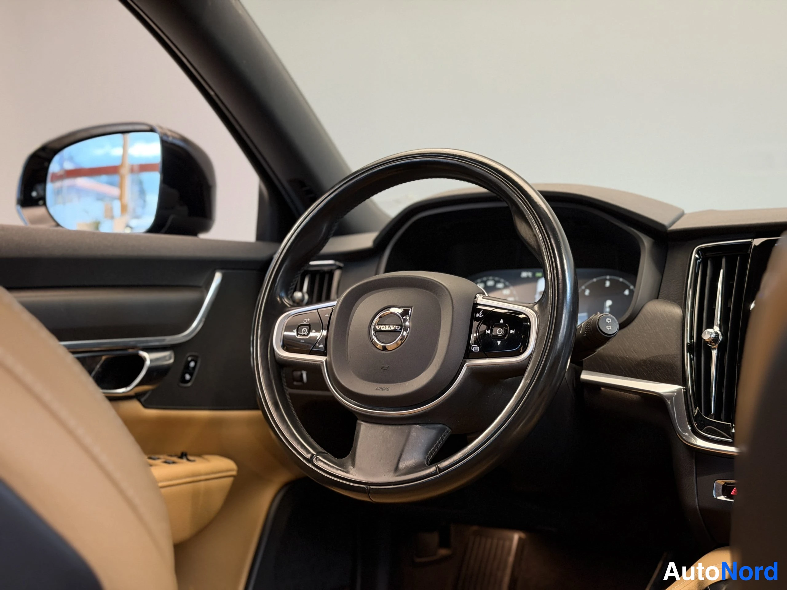 Musta Volvo V90 Cross Country 2018, ohjaamo, kuva 18