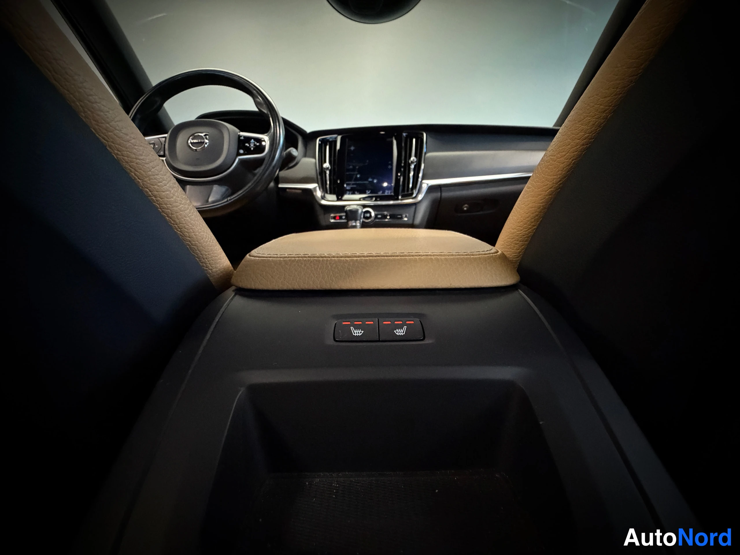 Musta Volvo V90 Cross Country 2018, ohjaamo, kuva 19