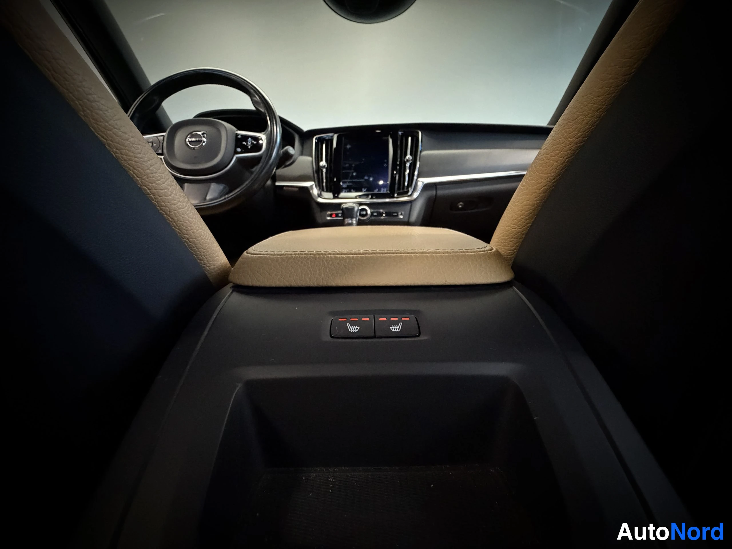 Musta Volvo V90 Cross Country 2018, ohjaamo, kuva 20