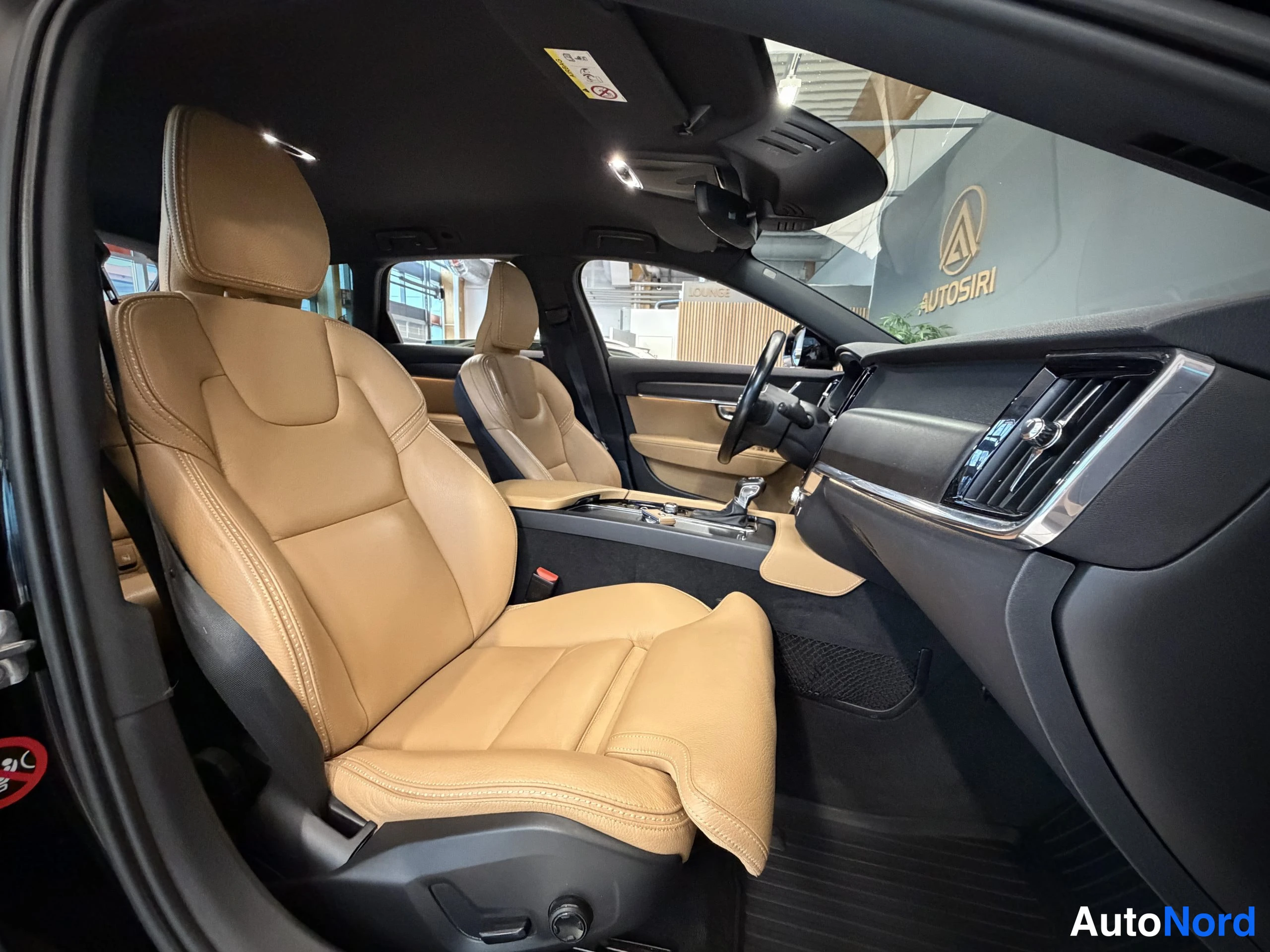 Musta Volvo V90 Cross Country 2018, etuistuimet, kuva 24