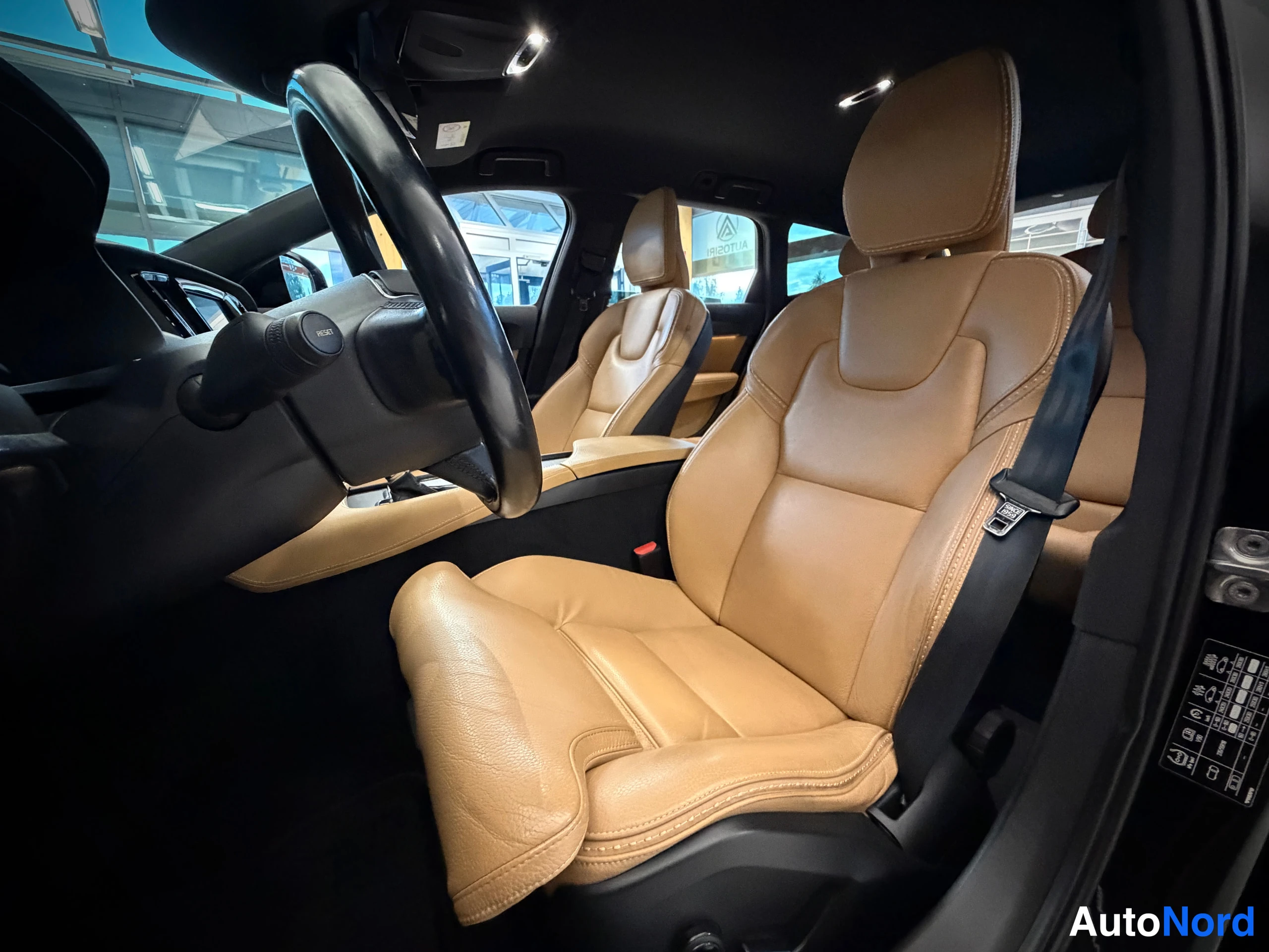 Musta Volvo V90 Cross Country 2018, etuistuimet, kuva 21