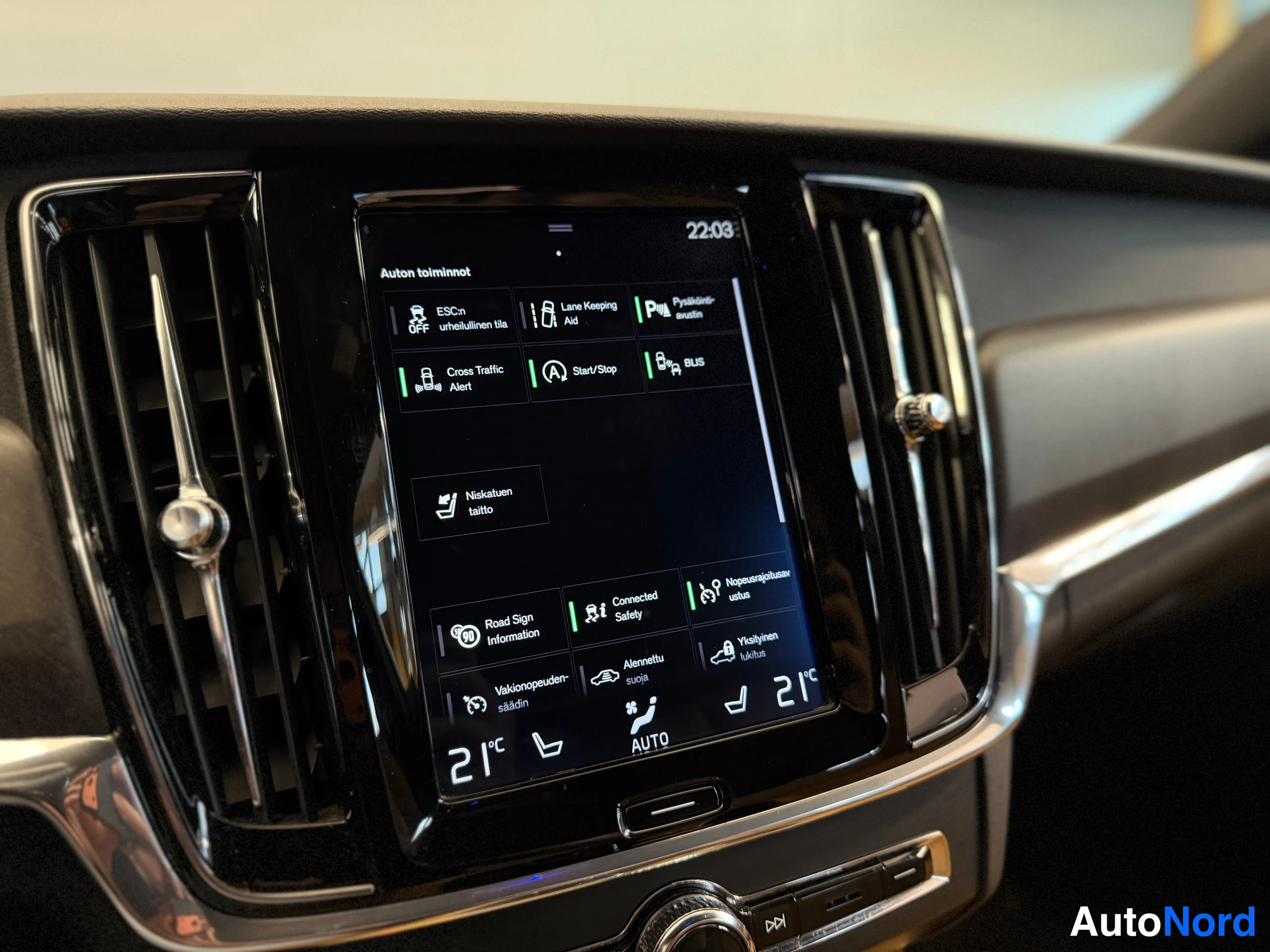Musta Volvo V90 Cross Country 2018, yksityiskohta, kuva 37