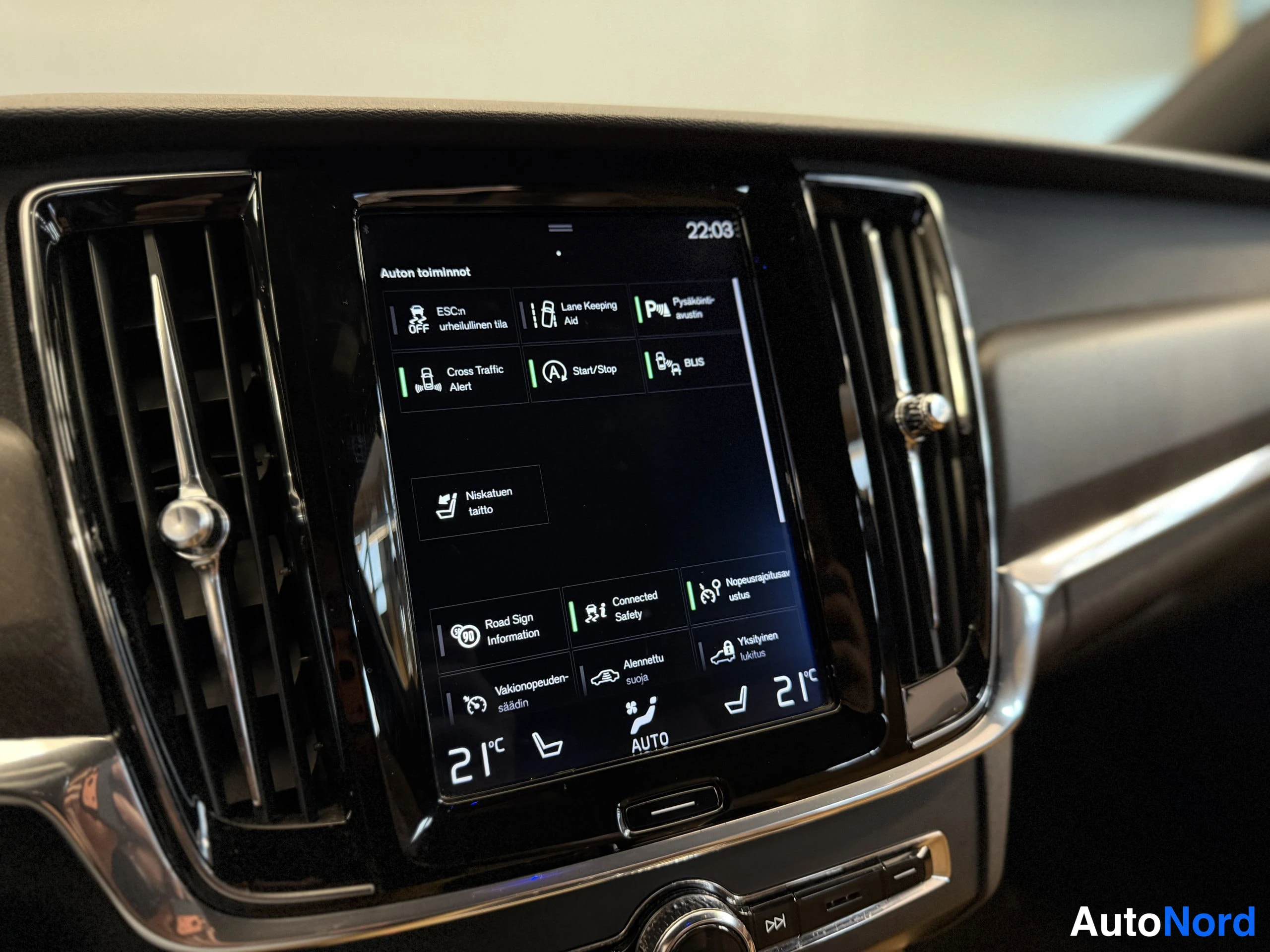 Musta Volvo V90 Cross Country 2018, yksityiskohta, kuva 38