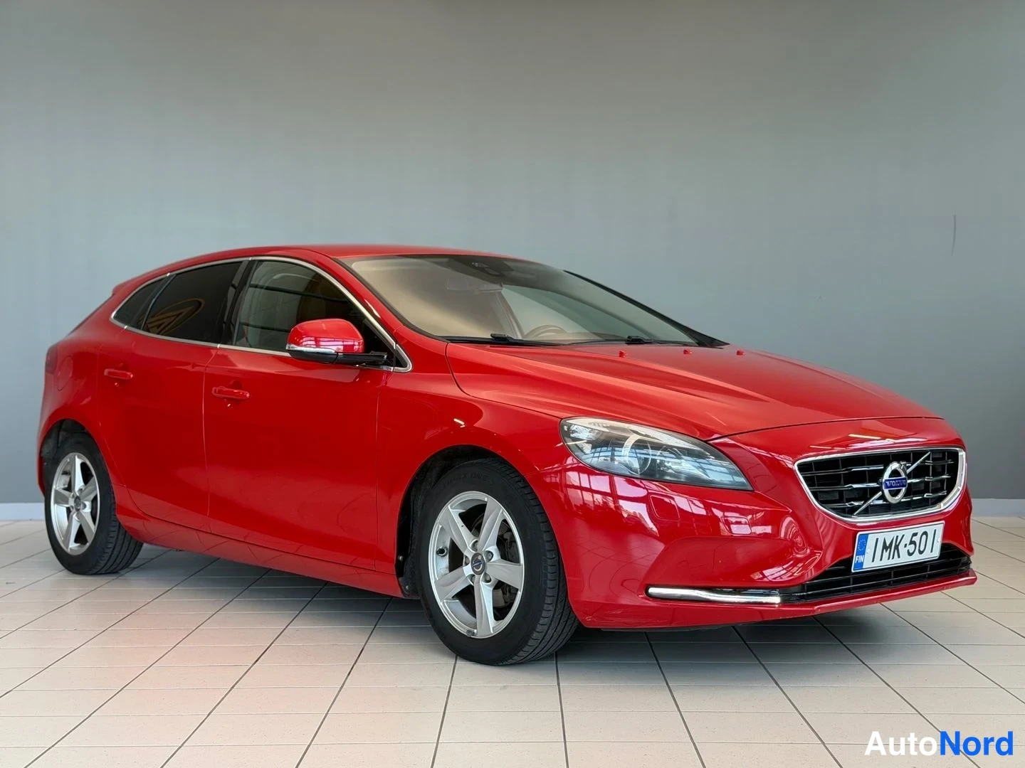Punainen Volvo V40 2014, etuviisto, keula oikealle, kuva 2