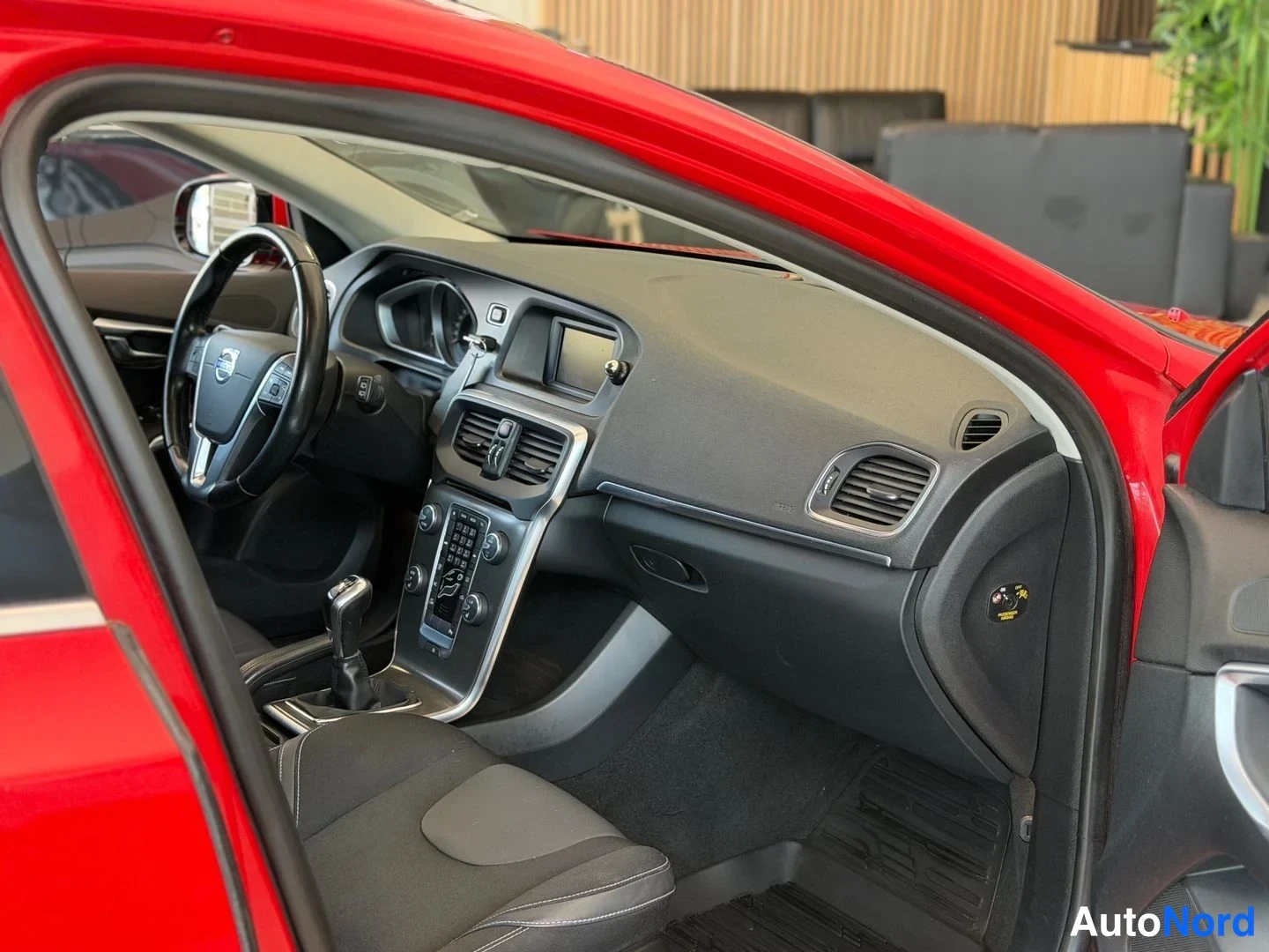 Punainen Volvo V40 2014, ohjaamo, kuva 7