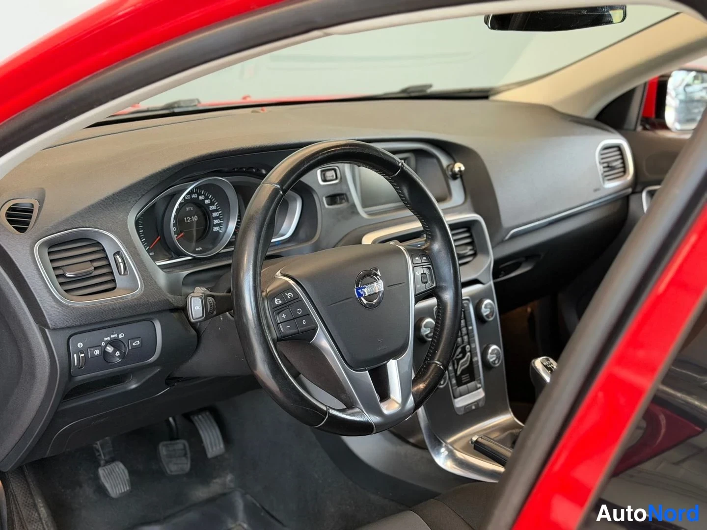 Punainen Volvo V40 2014, ohjaamo, kuva 8
