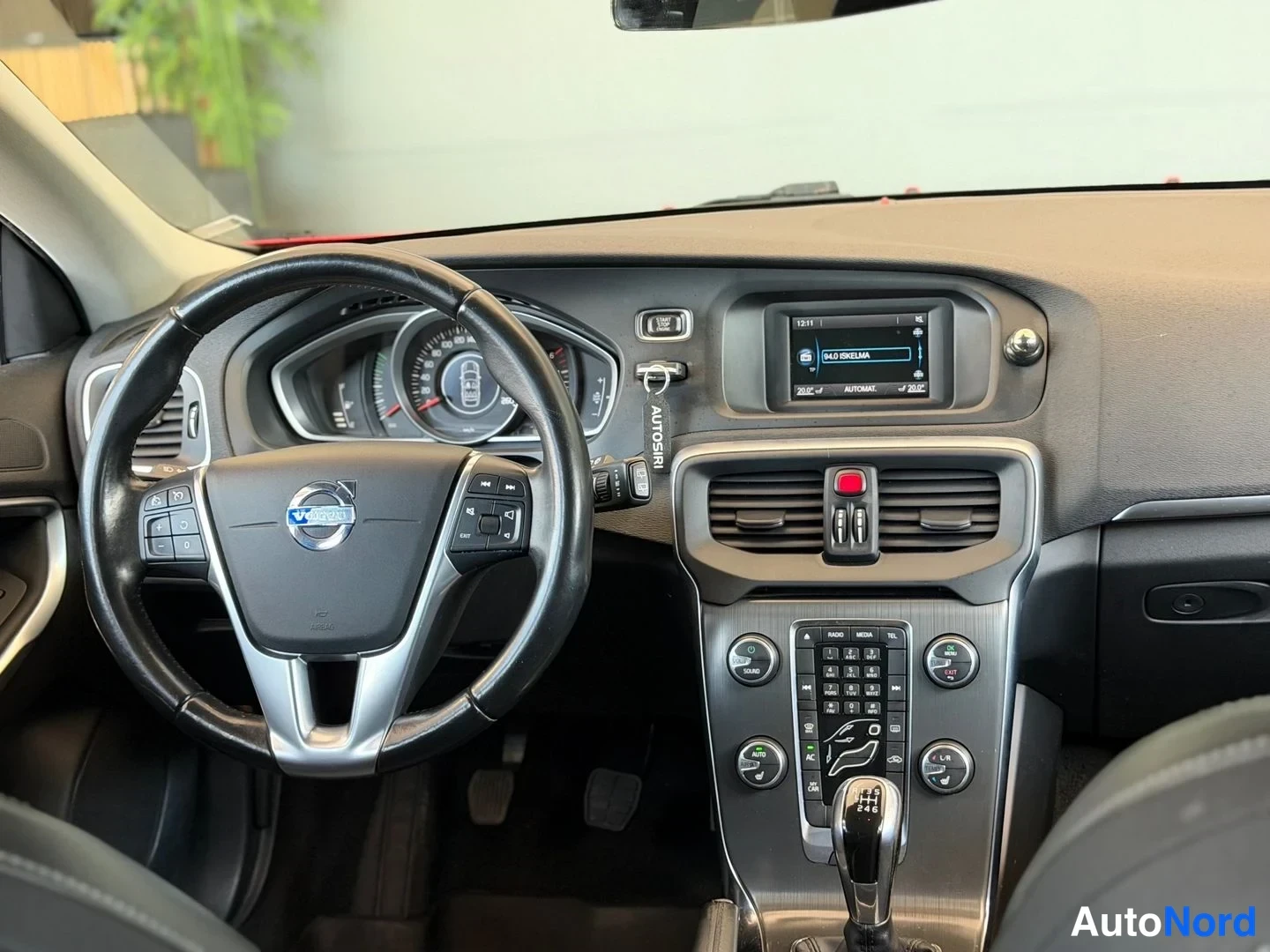 Punainen Volvo V40 2014, ohjaamo, kuva 9
