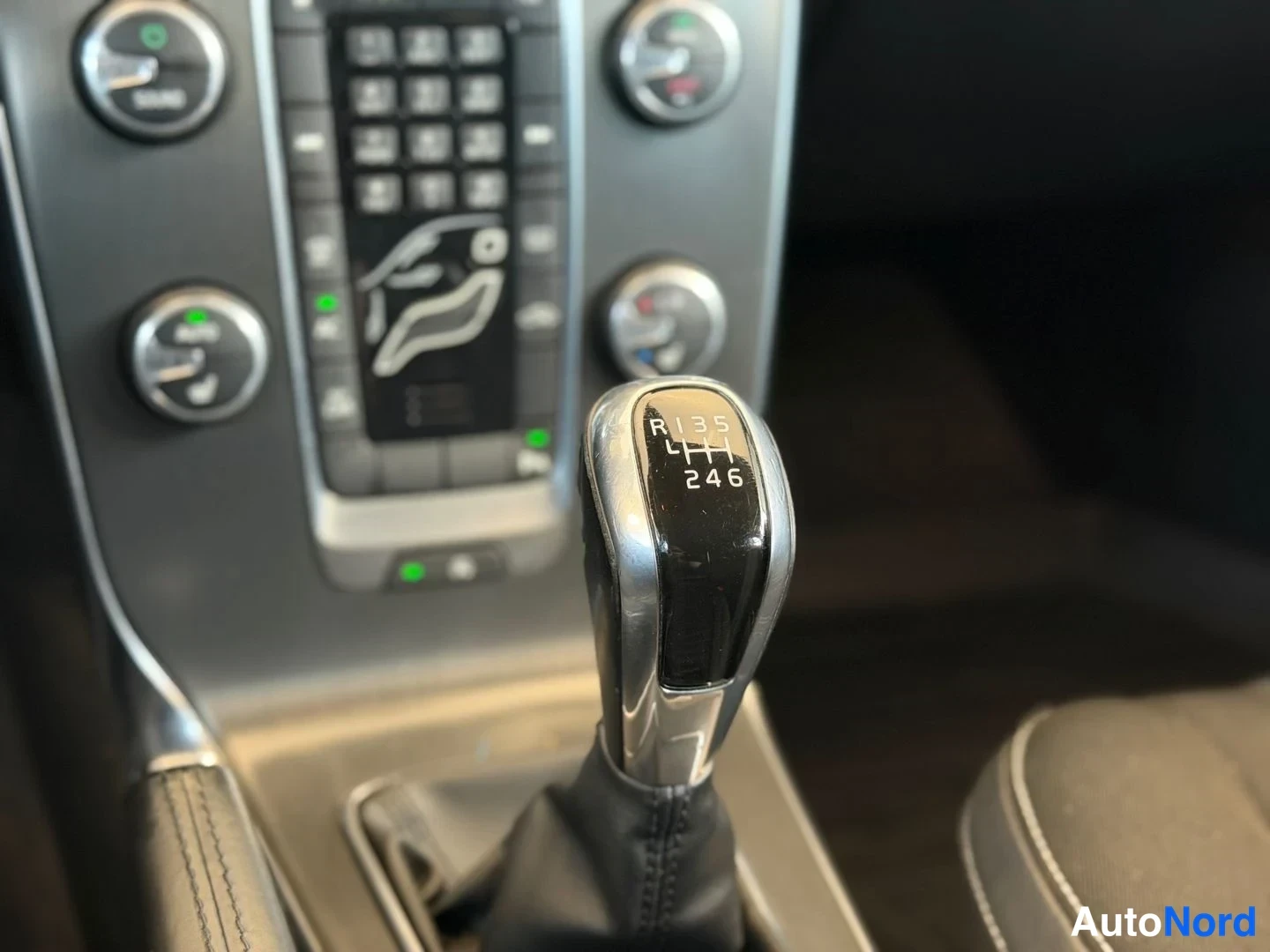 Punainen Volvo V40 2014, yksityiskohta, kuva 14