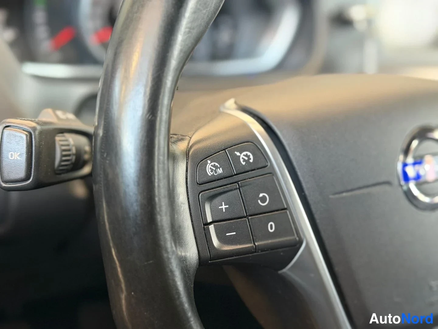 Punainen Volvo V40 2014, yksityiskohta, kuva 15