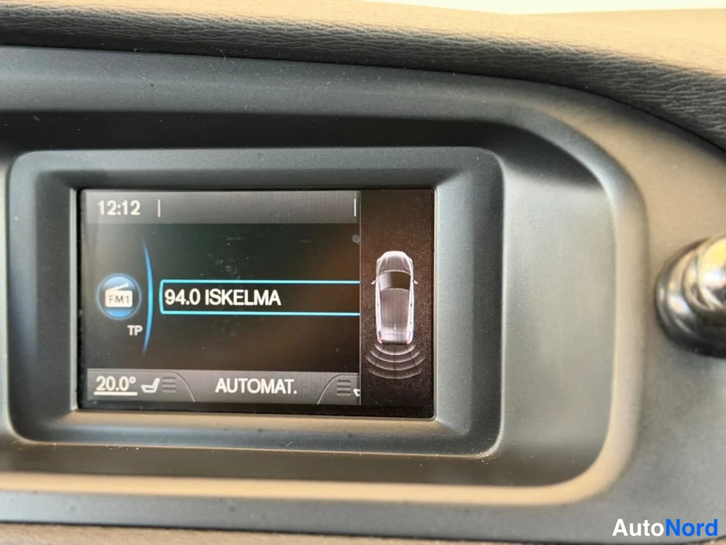 Punainen Volvo V40 2014, yksityiskohta, kuva 17