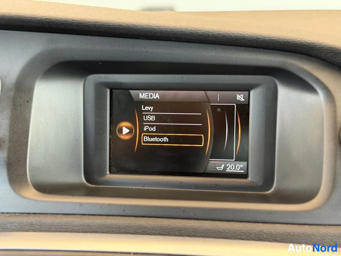 Punainen Volvo V40 2014, yksityiskohta, kuva 19