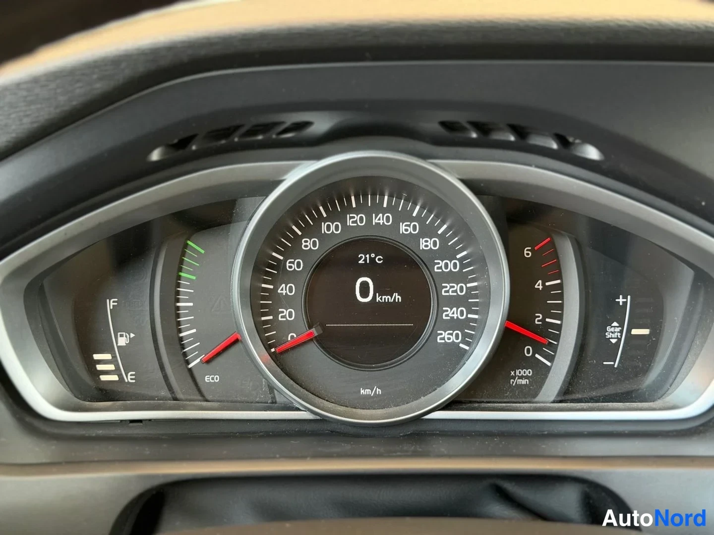 Punainen Volvo V40 2014, yksityiskohta, kuva 20