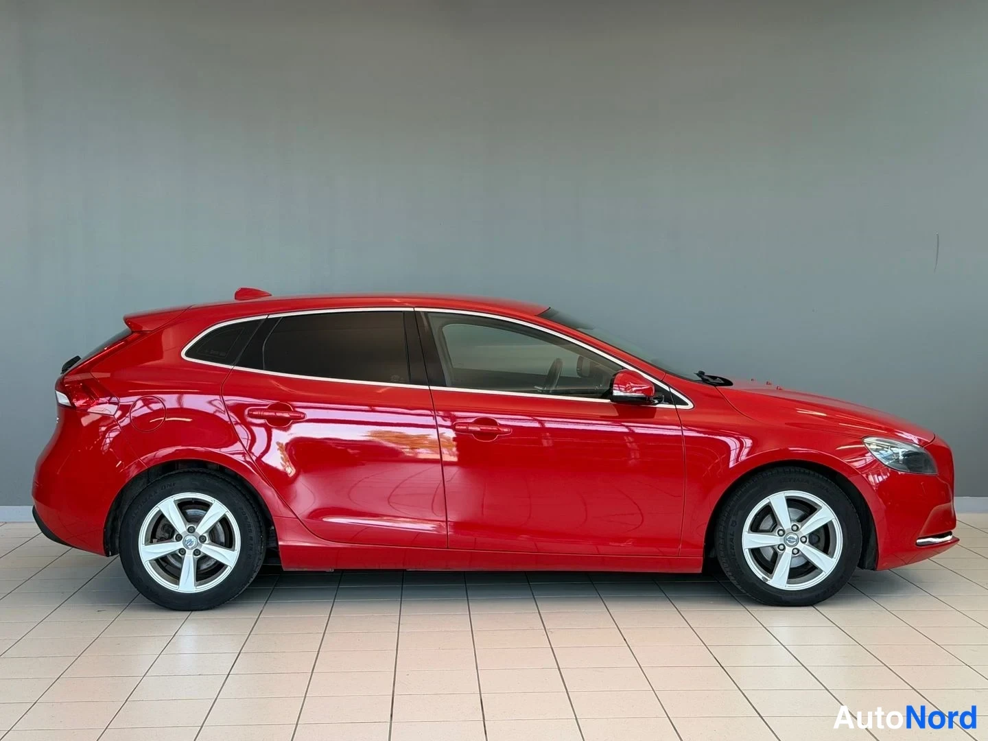 Punainen Volvo V40 2014, sivulta, kuva 3
