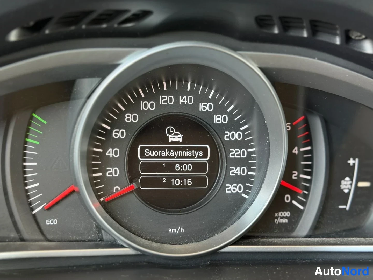 Punainen Volvo V40 2014, yksityiskohta, kuva 21