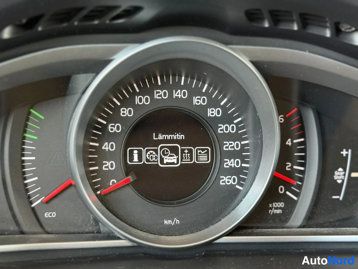 Punainen Volvo V40 2014, yksityiskohta, kuva 22
